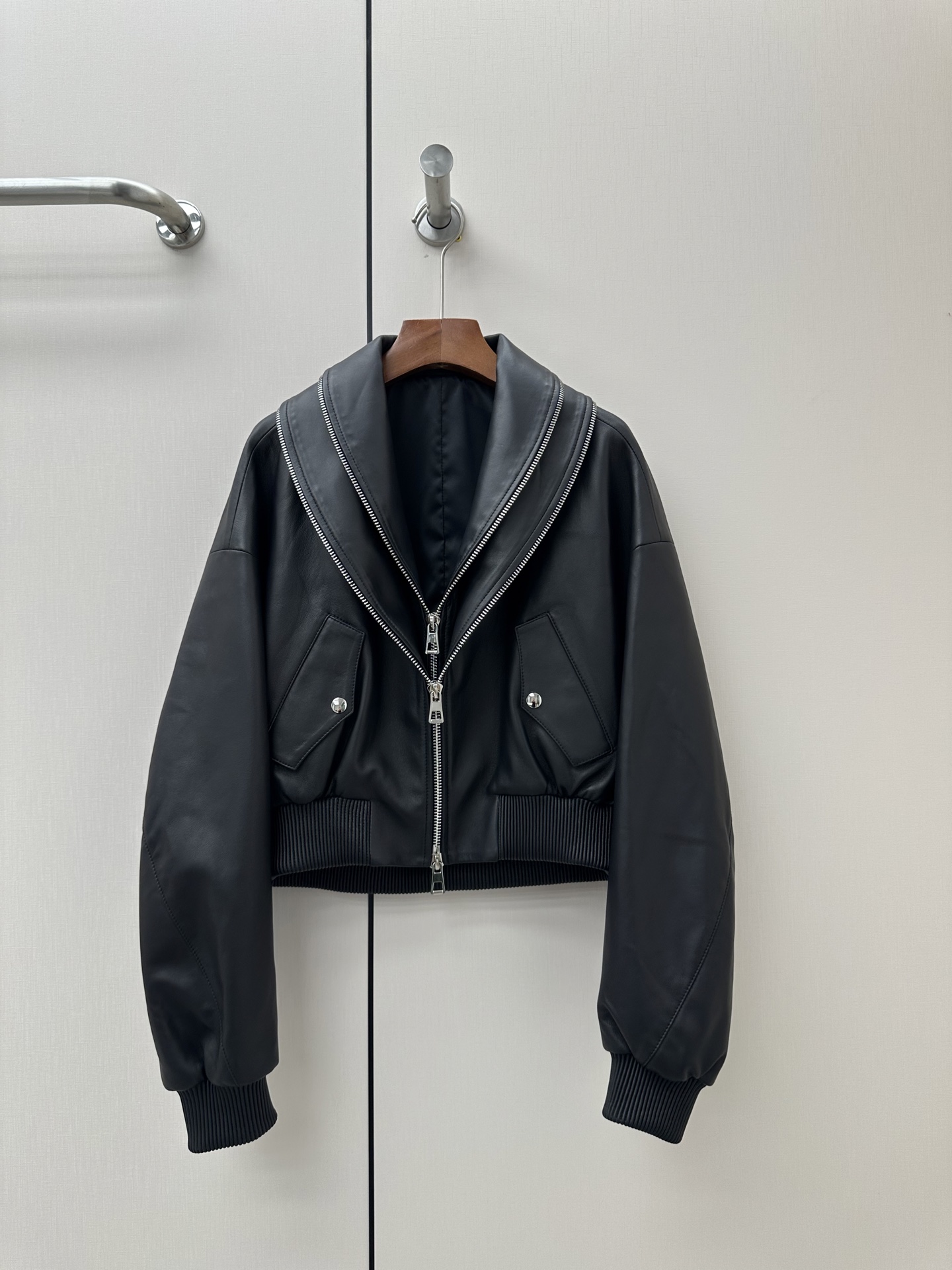 NO:945999,————Givenchy———— New autumn and winter products imported lambskin double-collar jacket!  The zipper decoration on the collar is noble and elegant, cool and avoids being bloated!  Super love!  Perfect workmanship quality depends on the details!  !  Two colors S-XL,Givenchy-clothing,givenchy,givenchy,jackets & coats,sheepskin,19860909——————Givenchy纪梵希———— 秋冬新品 进口小羊皮双领夹克！领子拉链装饰,高贵又优雅,炫酷拒绝臃肿！超级大爱！完美做工品质看细节！！ 两色 S-XL,纪梵希-服装,givenchy,givenchy,jackets & coats,sheepskin,,Women's clothing