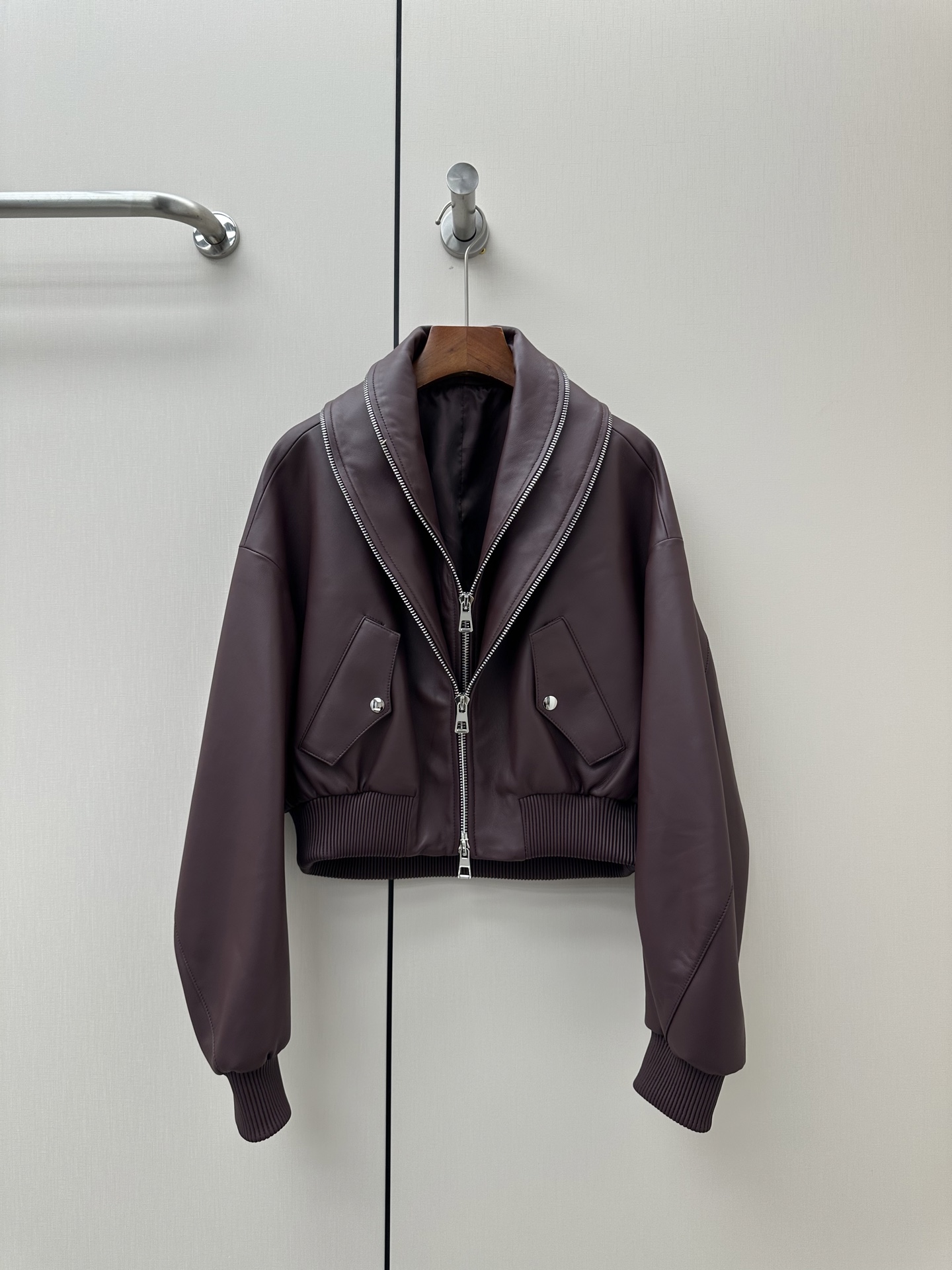 NO:945986,————Givenchy———— New autumn and winter products imported lambskin double-collar jacket!  The collar is decorated with zippers, which is noble and elegant. It is cool and refuses to be bloated!  Super love!  Perfect workmanship quality depends on the details!  !  Two colors S-XL,Givenchy-clothing,givenchy,givenchy,jackets & coats,sheepskin,19860909——————Givenchy纪梵希———— 秋冬新品 进口小羊皮双领夹克！领子拉链装饰,高贵又优雅,炫酷拒绝臃肿！超级大爱！完美做工品质看细节！！ 两色 S-XL,纪梵希-服装,givenchy,givenchy,jackets & coats,sheepskin,,Women's clothing