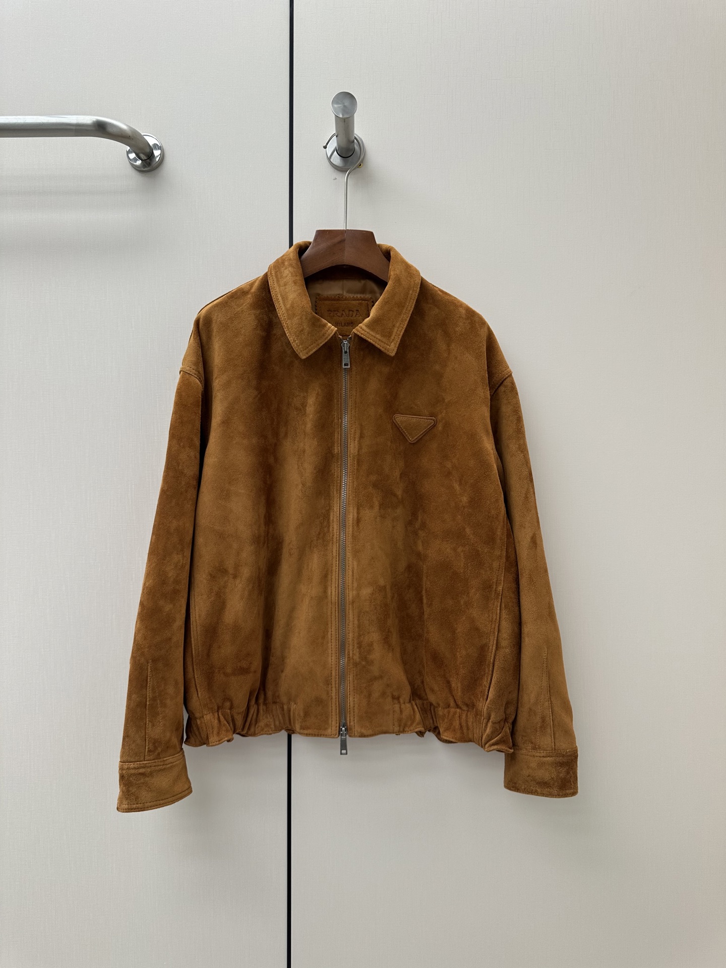 NO:946084,———— PRADA —————— 2026 autumn and winter new leather jackets are the best outerwear items of this season!  Original custom-made, sweet and cool retro style, easy-to-match and fashionable version!  - MATERIAL Material - Fabric imported lambskin sizeS-XL, Prada-clothing, prada, prada, jackets & coats, leather jacket, sheepskin,19860909—————— PRADA —————— 2026秋冬新品新款皮衣本季度最佳外套单品！原版订制 甜酷风复古气质,版型不挑人百搭又时髦！ - MATERIAL 材质 - 面料进口小羊皮 sizeS-XL,普拉达-服装,prada,prada,jackets & coats,leather jacket,sheepskin,,Women's clothing