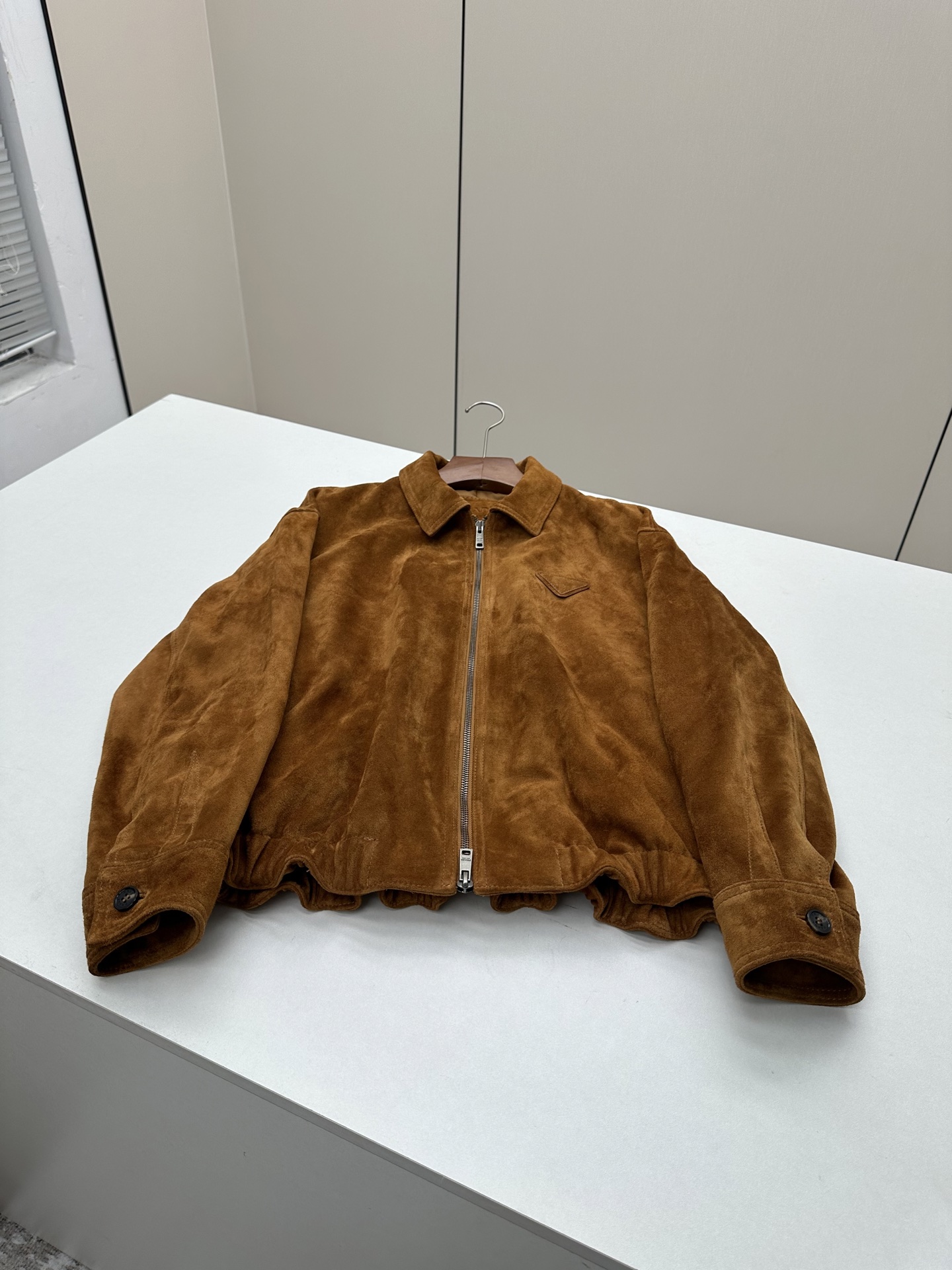NO:948822,———— PRADA —————— 2026 autumn and winter new leather jackets are the best outerwear items of this season!  Original custom-made, sweet and cool retro style, easy-to-match and fashionable version!  - MATERIAL Material - Fabric imported lambskin sizeS-XL, Prada-clothing, prada, prada, jackets & coats, leather jacket, sheepskin,19860909—————— PRADA —————— 2026秋冬新品新款皮衣本季度最佳外套单品！原版订制 甜酷风复古气质,版型不挑人百搭又时髦！ - MATERIAL 材质 - 面料进口小羊皮 sizeS-XL,普拉达-服装,prada,prada,jackets & coats,leather jacket,sheepskin,,Women's clothing