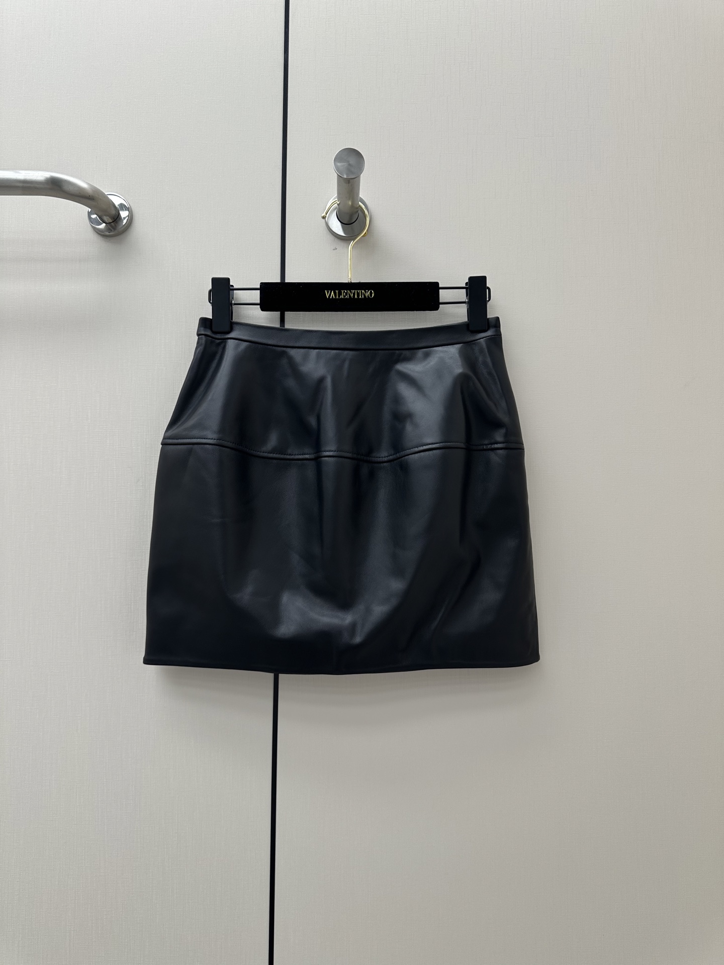 NO:945998,——————Loew*e—————— The 2026 autumn and winter new products are unparalleled in terms of style and details. They are the best fashion items of this season!  The draped version is versatile and fashionable!  - MATERIAL material - leather imported lambskin size S- XL, Loewe-clothing, loewe, loewe, sheepskin,19860909——————Loew*e—————— 2026秋冬新品 无论从版型还是细节都高级的没话说,是本季度最佳时尚单品！立裁版型不挑人百搭又时髦！ - MATERIAL 材质 - 皮面进口小羊皮 size S- XL,罗意威-服装,loewe,loewe,sheepskin,,Women's clothing