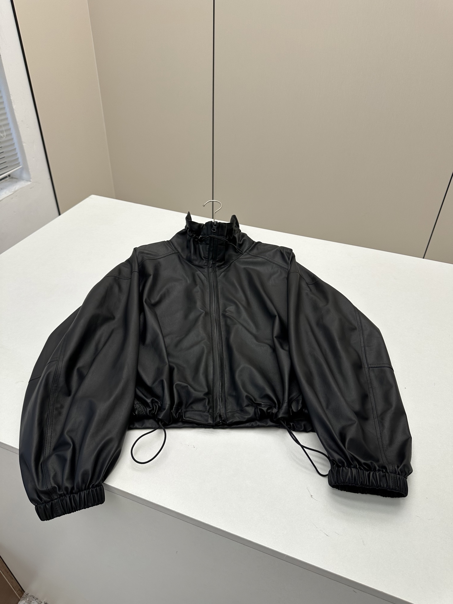 NO:950263,————THE ROW—————— 2026 Early Autumn New Products It is undeniable that both the style and details are high-end. It is the best fashionable single leather jacket this season!  The style is versatile and fashionable!  black!  - MATERIAL - Imported ultra-thin lambskin leather size S-XL, women's clothing, jackets & coats, sheepskin,19860909——————THE ROW—————— 2026早秋新品 无论从版型还是细节都高级的没话说,是本季度最佳时尚单皮外套！版型不挑人百搭又时髦！ 黑色！ - MATERIAL 材质 - 皮面进口超薄小羊皮 size S-XL,女装,jackets & coats,sheepskin,,Women's clothing