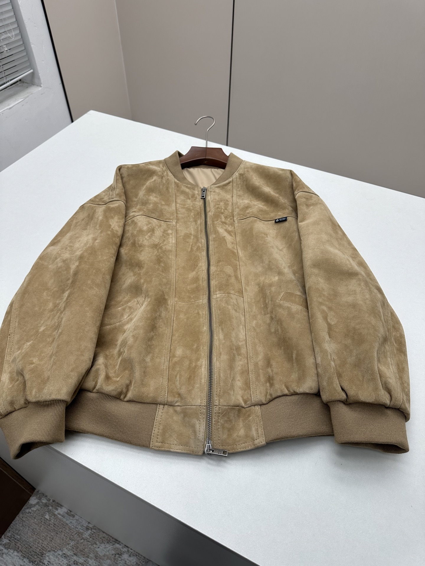 NO:950252,———— PRADA —————— 2026 autumn and winter new leather jackets are the best outerwear items of this season!  Original custom-made, sweet and cool retro style, easy-to-match and fashionable version!  - MATERIAL Material - Fabric imported suede lambskin sizeS-XL, Prada-clothing, prada, prada, jackets & coats, leather jacket, sheepskin,19860909—————— PRADA —————— 2026秋冬新品新款皮衣本季度最佳外套单品！原版订制 甜酷风复古气质,版型不挑人百搭又时髦！ - MATERIAL 材质 - 面料进口反绒小羊皮 sizeS-XL,普拉达-服装,prada,prada,jackets & coats,leather jacket,sheepskin,,Women's clothing