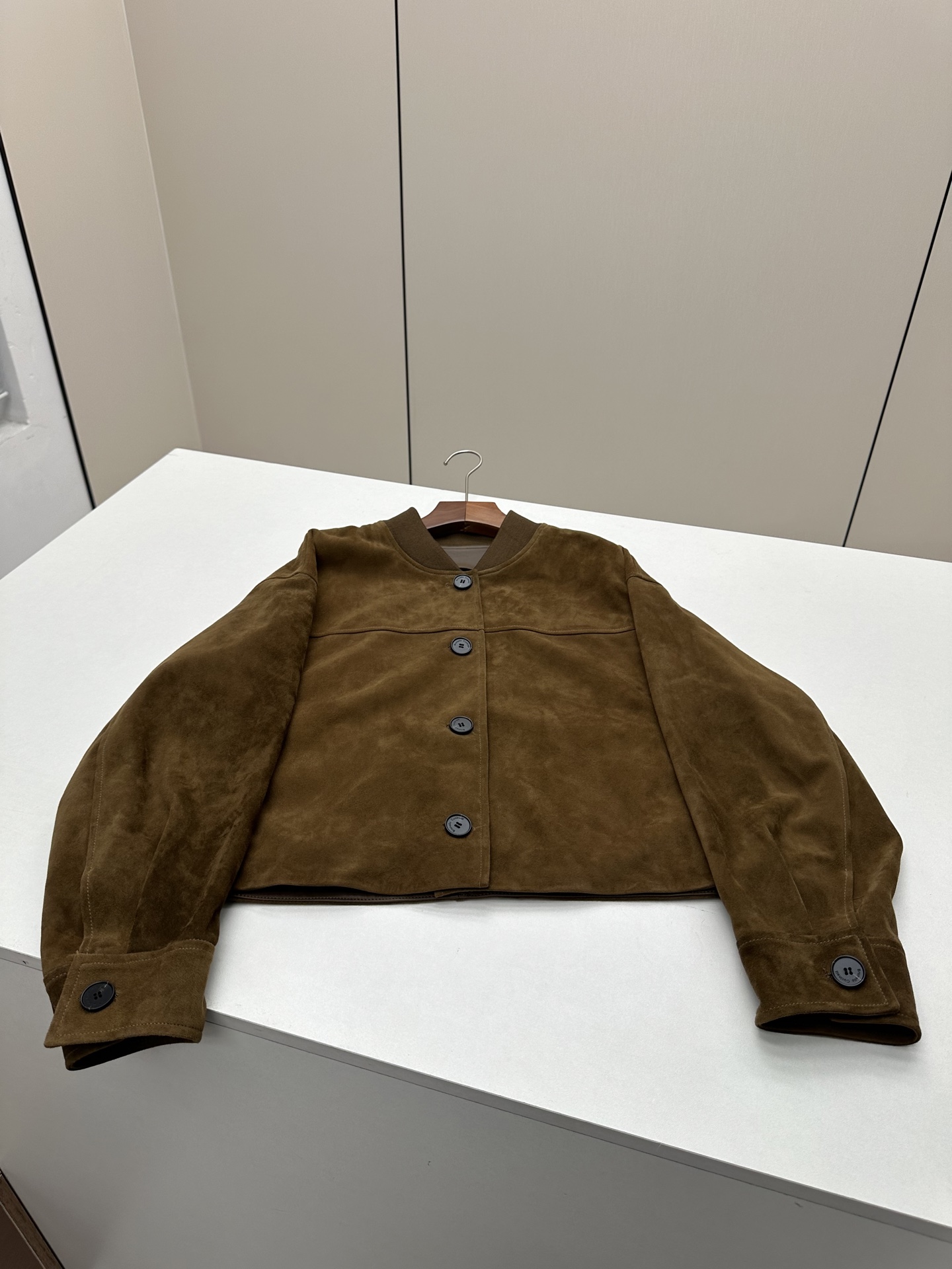 NO:950221,————Brunello Cucinelli———— 2026 autumn and winter new products, flash sale ordinary version on the market!  The back of the leather jacket adopts high-end transfer technology and is decorated with customized BC bead chains. It is noble and elegant, super cool and not bloated!  Super love!  Perfect workmanship quality depends on the details!  Material imported first-layer mixed sheep suede, two colors available, sizes S-XL, women's clothing, brunello cucinelli, leather jacket,19860909————Brunello Cucinelli———— 2026秋冬新品,秒杀市场普通版本！皮衣反面采用高端移膜工艺,采用定制BC 珠链装饰,高贵又优雅,超炫酷拒绝臃肿！超级大爱！完美做工品质看细节！ 材料进口头层混种羊反绒 颜色两色可选 尺码S-XL,女装,brunello cucinelli,leather jacket,,Women's clothing