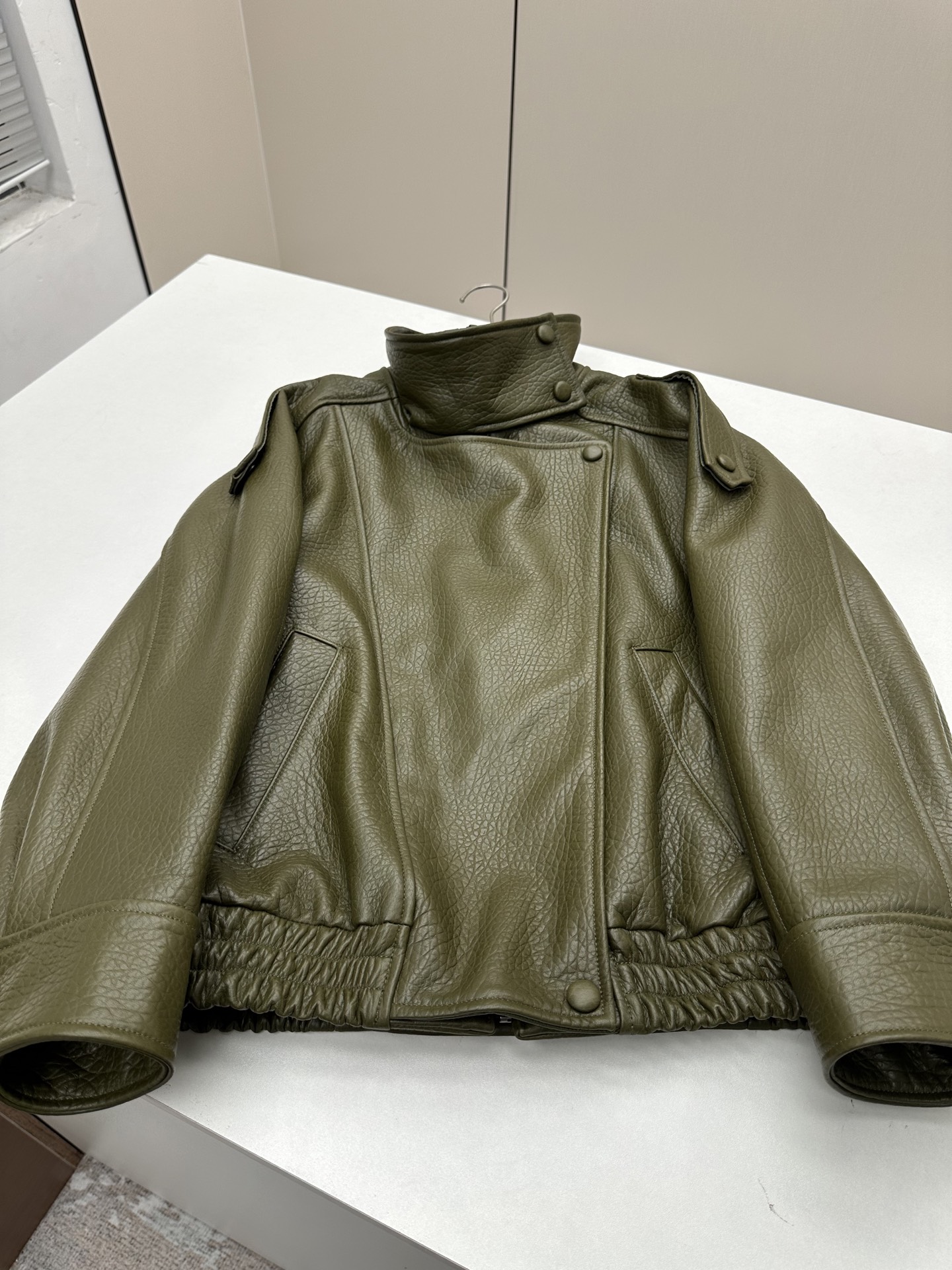 NO:950209,————Zara—————— 2026SS early spring new product The best fashionable leather motorcycle jacket this season!  Customized leather and hardware accessories, stand-up lapel design, easy-to-match style, versatile and fashionable!  - MATERIAL material - leather imported bubble lambskin size S- XL, women's clothing, jackets & coats, sheepskin,19860909——————Zara—————— 2026SS早春新品 本季度最佳时尚真皮机车夹克！定制皮料和五金辅料,立翻领设计,版型不挑人百搭又时髦！ - MATERIAL 材质 - 皮面进口泡泡小羊皮 size Ｓ- XL,女装,jackets & coats,sheepskin,,Women's clothing