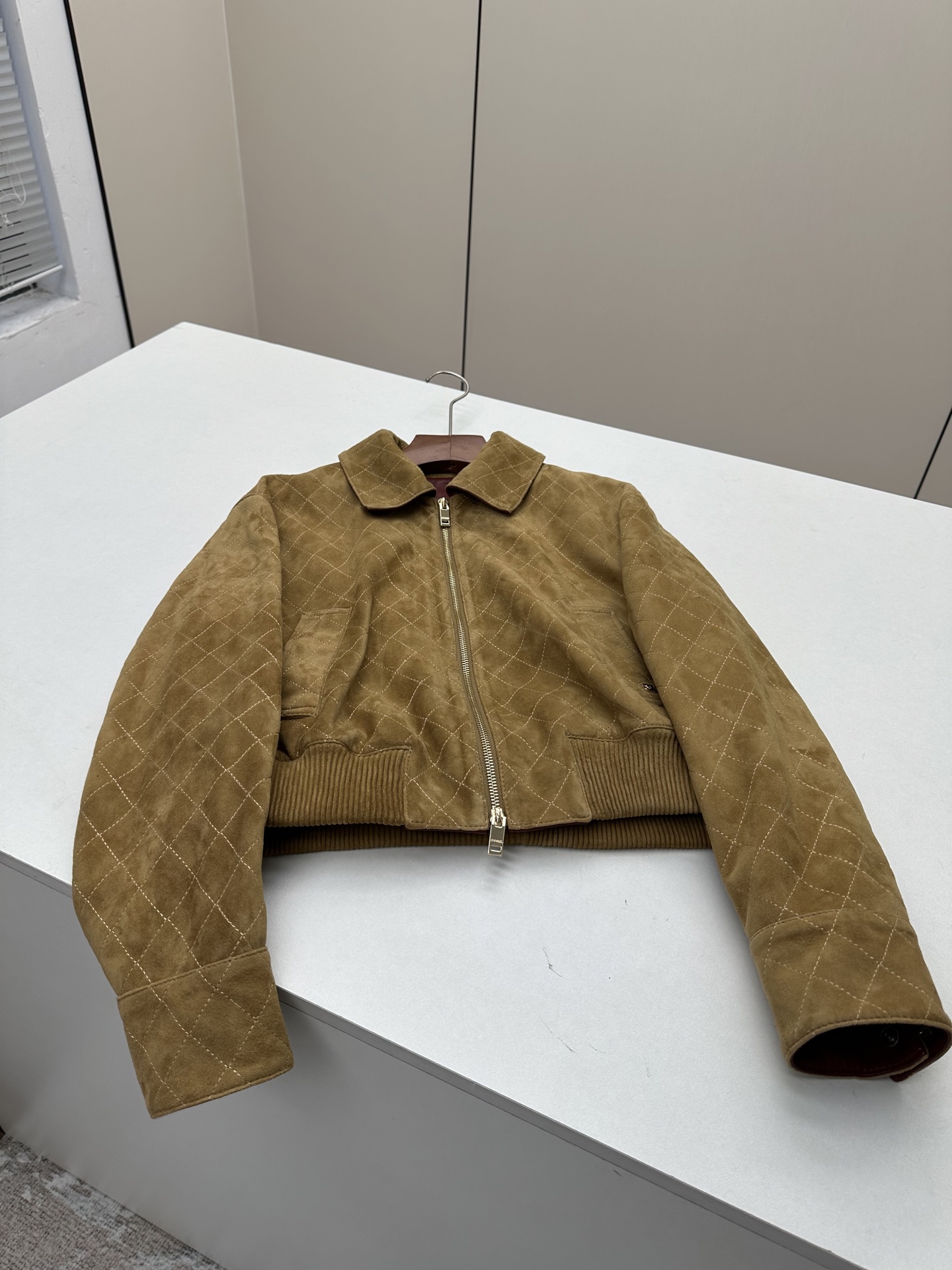 NO:950199,Introduction to Chan*l | 2026 Autumn and Winter New Products This season’s best haute couture workshop sheepskin jacket!  The classic slimming silhouette is versatile and fashionable!  - MATERIAL material - leather imported suede lambskin size S- XL, Chanel-clothing, chanel, chanel, jackets & coats, sheepskin,19860909Chan*l简介｜2026秋冬新品 本季度最佳高定手工坊羊皮外套！经典显瘦版型不挑人百搭又时髦！ - MATERIAL 材质 - 皮面进口反绒小羊皮 size Ｓ- XL,香奈儿-服装,chanel,chanel,jackets & coats,sheepskin,,Women's clothing