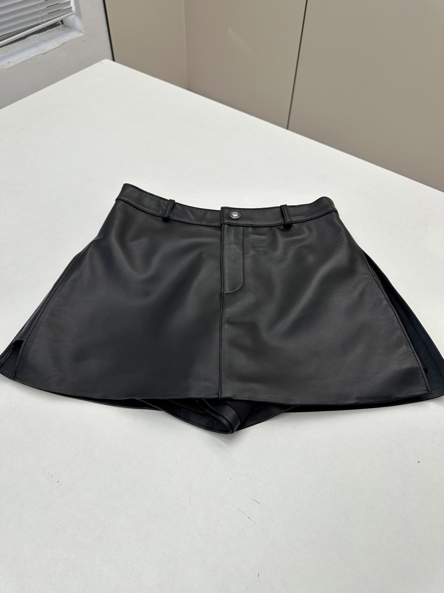 NO:950175,————Chirstian Dio*r———— 2026 autumn and winter new products The best leather skirt item this season!  Fake two-piece culottes design, easy to match, versatile and fashionable!  - MATERIAL material - leather imported lambskin size S-XL, Dior-clothing, dior, dior, skirts, sheepskin,19860909—————Chirstian Dio*r———— 2026秋冬新品 本季度最佳皮裙单品！假两件裙裤设计,版型不挑人百搭又时髦！ - MATERIAL 材质 - 皮面进口小羊皮 size Ｓ-XL,迪奥-服装,dior,dior,skirts,sheepskin,,Women's clothing