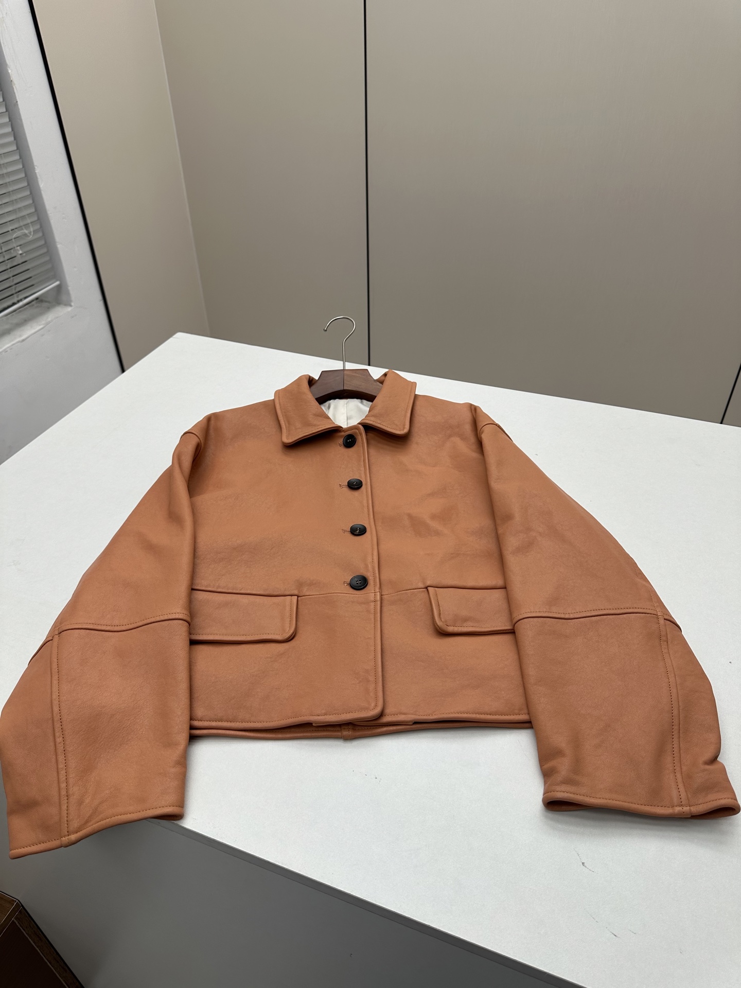 NO:950112,Londonflat Introduction | 2026 Spring and Summer New Products The best jackets and suits of this season!  Expanded design The pattern is bold, versatile and fashionable!  Young niche!  Popular Korean stall style!  The neat tailoring makes the leather jacket no longer monotonous, and the rolled edge design makes it more fashionable!  Stubborn and unruly!  - MATERIAL - Leather imported vegetable tanned leather size S- XL, women's clothing, jackets & coats, leather jacket, business suit,19860909Londonflat 简介｜2026春夏新品 本季度最佳外套西装单品！扩版设计 版型大胆百搭又时髦！年轻小众！热门韩国档口款 ！利落裁剪的同时让皮衣不再单调 卷边设计更加时髦！倔强又不羁！ - MATERIAL 材质 - 皮面进口植鞣皮 size Ｓ- XL,女装,jackets & coats,leather jacket,business suit,,Women's clothing