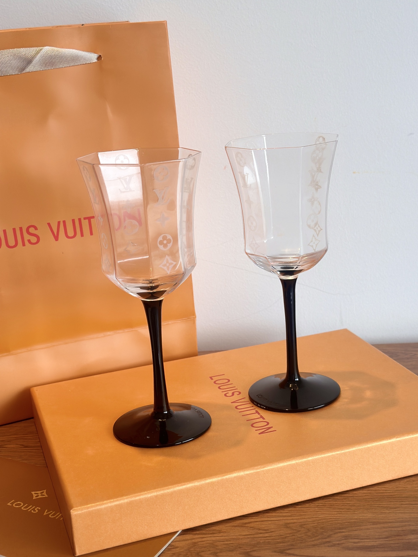 NO:850664,[LV Limited Edition Classic Monogram Crystal Goblet Gift Box | Raise a glass to show style, bringing a century-old luxury aesthetic to the dining table] The counter is only for VI customers, extremely luxurious. Even if you have money, you may not be able to buy this gift box. When I got it, I was really shocked by its exquisiteness. It truly perfectly interprets the high-end luxury brand concept!  LV is also very particular about the choice of materials, using the finest high-quality glass!  In terms of feel, sound, transparency, and contours, it is better than those on the market. It is a high-end product, the first choice for gift giving, and has a good reputation!  It’s really a good thing that I can’t put down. Specifications: 2 stemmed cups, tea set      cup, louis vuitton19860909【LV限定款 经典Monogram水晶高脚杯礼盒｜举杯即格调,把百年奢贵美学搬上餐桌】 专柜仅供VI客户,极度奢侈 有钱都不一定能买到这个礼盒 当我拿到手的那一刻真的被它的精致度震撼到 真正完美的诠释了高端奢侈的品牌概念！ LV在材料选择上也很讲究,选用上等优质玻璃打造！ 手感、声音、透明度、轮廓线条方面都甩市面上那些八条街 高档之作、送礼首选、有排面！ 真的是爱不释手的好物 规格高脚杯*2,茶具    杯子,louis v,accessory