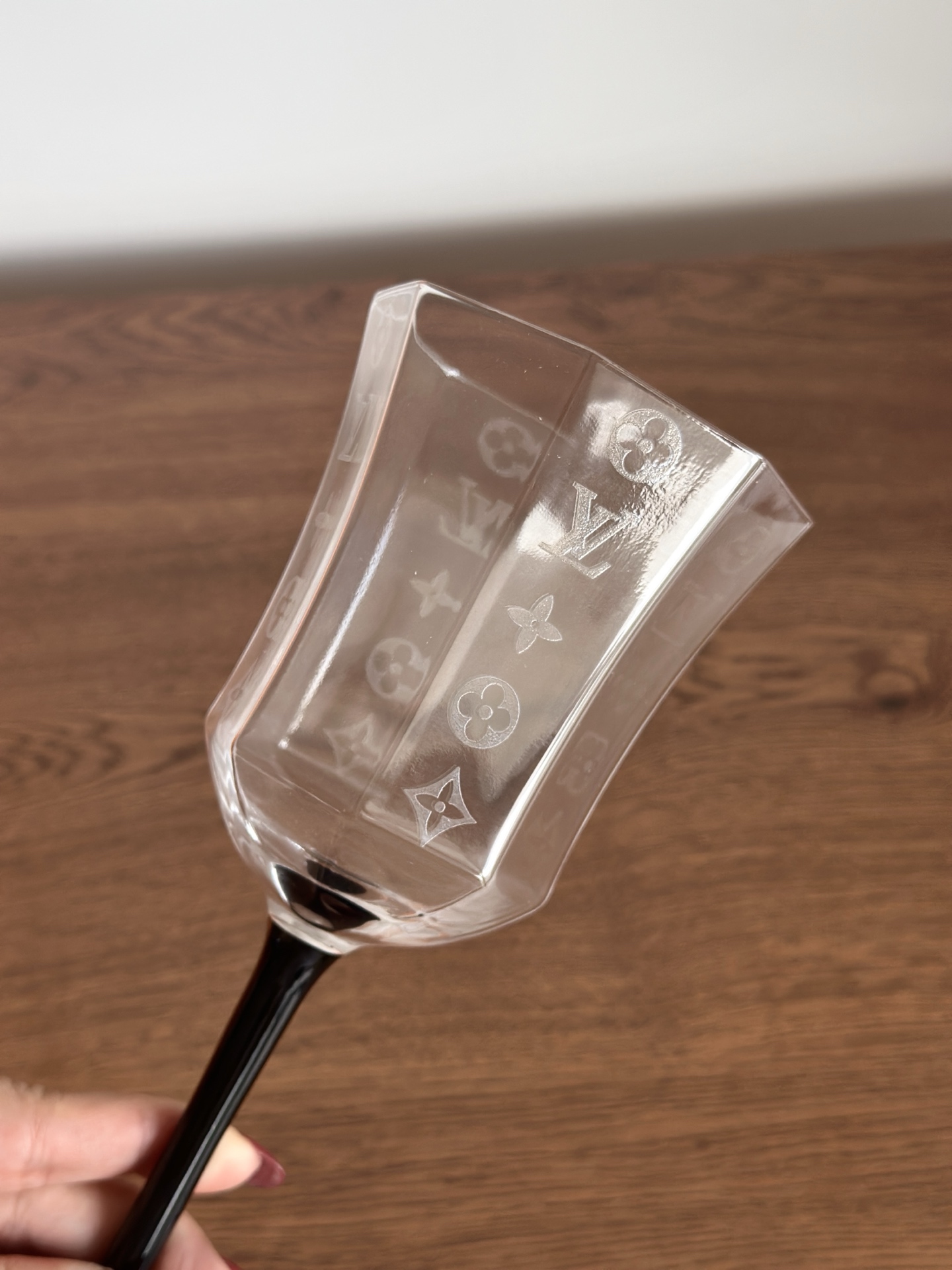NO:850651,Selected high-transparency lead-free crystal glass, as transparent as a diamond, full of texture, thicker and more durable than ordinary glass, and full of weight in the hand. The wall of the cup is even and smooth, the mouth of the cup is rounded and polished, and the touch is delicate and does not scratch the lips. Whether it is filled with red wine or champagne, it is a double enjoyment of vision and touch. Tea set      cup19860909甄选高透无铅水晶玻璃,通透如钻,质感拉满 比普通玻璃更厚实、更耐造,拿在手中分量十足 杯壁均匀光滑,杯口圆润打磨,触感细腻不刮唇,无论是盛装红酒还是香槟,都是视觉和触觉的双重享受,茶具,accessory