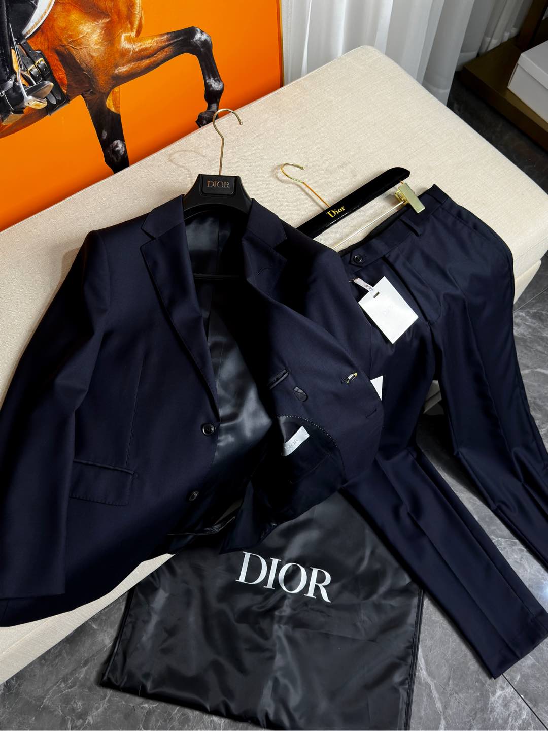 p2480 Dior 迪奥24新品意式男士纯羊毛洋服套西!高定工艺男士洋服套西,香港洋行渠道货重磅级品鉴奢华产物,高级秀场演绎限量款,业界独家售卖!
• 面料:采用客供Super140支定织100%精纺美丽诺羊毛,柔软舒适,轻盈质感上乘,彰显出高端品质。呢面光洁平整,展现出非凡的质感与光泽,犹如镜面般光滑细腻。清晰的织纹不仅增添了细节之美,更彰显了其精湛的工艺品质四季皆宜!出色的悬垂性使得单西自然流畅地贴合身体线条,无论是行走还是站立,都能营造出优雅大方的姿态。而滑糯有弹性的特点,则保证了穿着时的舒适体验,让您活动自如,毫无束缚之感。
• 上衣设计细节:
• 最新宽头平驳领:展现出时尚大气的风格,增加了整体的时尚感和立体感。
• 驳头手工米兰眼:手工制作的米兰眼更是凝聚了工匠的精湛技艺。每一个米兰眼都是由经验丰富的裁缝师一针一线精心缝制而成,其线条流畅、均匀,边缘整齐,没有任何毛边或瑕疵。
这种手工米兰眼不仅在视觉上为西装增添了一份高贵与优雅,更体现了西装制作的高品质和对细节的极致追求。
• 单排两粒扣:经典的设计,简洁大方,易于搭配。每一粒天然牛角扣都具有独一无二具纹理和质感。细节之处展现出了无与伦比的品质和魅力。
• 镰刀袖:时尚的袖型设计,
• 袖扣真开叉:增加了单西的细节感和品质感。
• 雪茄袋工艺:雪茄袋工艺的加入体现了这款西装的独特性和实用性。雪茄袋可以方便携带雪茄,同时也展示了一种优雅的生活方式。这个袋子的设计通常会考虑到雪茄的尺寸和保护,内部可能采用柔软的衬里。
• 全拱针工艺加持内里香水垫:全拱针工艺使单西更加牢固耐用,内里香水垫则为穿着者带来愉悦的嗅觉体验。
• 后双开叉:方便活动修身体型,同时也增加了单西的时尚感。
毋庸置疑,品相包装一流,送礼自留都值得拥有,混搭空间极高,可以轻松玩转职场、休闲、社交等各个场合的搭配组合,内搭高领衫极为出色,西服在任何季节都属于男人的刚性需求,而单西的可穿搭性极强!
裤子工艺:单扣宝剑头的设计既经典又时尚,展现出优雅的气质。扣子运用了天然牛角扣,而两侧松紧腰的设计则增加了穿着的便利性和舒适性,能够更好地适应不同体型,同时也为整体造型增添了一份休闲感。
这款羊毛西裤,以其高品质的面料和独特的工艺,成为时尚与品质的完美结合,无论是商务场合还是日常穿着,都能展现出你的优雅品味。
颜色:藏青色 (隔天出货)下单必报身高体
上衣尺码:46-54(abcd4个版本,可单独售卖1050)
A版尺码参考
46A码 肩宽43 胸围100 袖长60.5 衣长72
48A码 肩宽44 胸围104 袖长62 衣长74
50A码 肩宽45 胸围108 袖长63.5 衣长76
52A码 肩宽46.3 胸围112 袖长65 衣长78
54A码 肩宽47.5 胸围114 袖长66.5 衣长80
B版尺码参考:
46B码 肩宽45 胸围104 袖长60.5 衣长72
48B码 肩宽46 胸围108 袖长62 衣长74
50B码 肩宽47 胸围112 袖长63.5 衣长76
52B码 肩宽48 胸围116 袖长65 衣长78
54B码 肩宽49 胸围120 袖长66.5 衣长80
C版尺码参考:
46C码 肩宽46 胸围108 袖长60.5 衣长72
48C码 肩宽47 胸围112 袖长62 衣长74
50C码 肩宽48 胸围116 袖长63.5 衣长76
52C码 肩宽49 胸围120 袖长65 衣长78
54C码 肩宽50 胸围124 袖长66.5 衣长80
D版尺码参考:
46D码 肩宽47 胸围112 袖长60.5 衣长72
48D码 肩宽48 胸围116 袖长62 衣长74
50D码 肩宽49 胸围120 袖长63.5 衣长76
52D码 肩宽50 胸围124 袖长65 衣长78
54D码 肩宽51 胸围128 袖长66.5 衣长80
裤子尺码表(偏小一码,可单独售卖430)
尺码:29/30/31/32/33/34/35/36/38/40
29: 腰围73cm臀围93cm裤长99cm脚口17cm
30: 腰围75cm臀围96cm裤长101cm脚口17.5cm
31: 腰围79cm臀围98.5cm裤长101cm脚口18.cm
32: 腰围81cm臀围101cm裤长103cm脚口18.5cm
33: 腰围83cm臀围104cm裤长103cm脚口18.75cm
34: 腰围87cm臀围107cm裤长105cm脚口19cm
35: 腰围89cm臀围110cm裤长105cm脚口19cm
36: 腰围91cm臀围112cm裤长105cm脚口19cm
38: 腰围97cm臀围115cm裤长105cm脚口20cm
40: 腰围100cm臀围118cm裤长105cm脚口20cm
