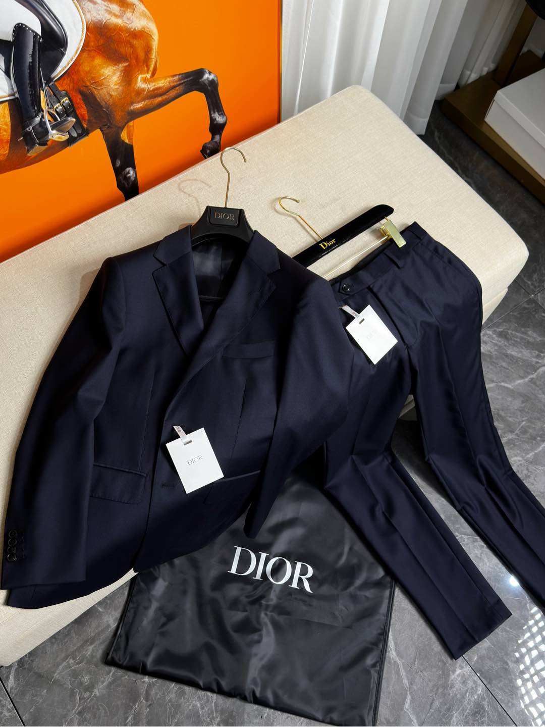 p2480 Dior 迪奥24新品意式男士纯羊毛洋服套西!高定工艺男士洋服套西,香港洋行渠道货重磅级品鉴奢华产物,高级秀场演绎限量款,业界独家售卖!
• 面料:采用客供Super140支定织100%精纺美丽诺羊毛,柔软舒适,轻盈质感上乘,彰显出高端品质。呢面光洁平整,展现出非凡的质感与光泽,犹如镜面般光滑细腻。清晰的织纹不仅增添了细节之美,更彰显了其精湛的工艺品质四季皆宜!出色的悬垂性使得单西自然流畅地贴合身体线条,无论是行走还是站立,都能营造出优雅大方的姿态。而滑糯有弹性的特点,则保证了穿着时的舒适体验,让您活动自如,毫无束缚之感。
• 上衣设计细节:
• 最新宽头平驳领:展现出时尚大气的风格,增加了整体的时尚感和立体感。
• 驳头手工米兰眼:手工制作的米兰眼更是凝聚了工匠的精湛技艺。每一个米兰眼都是由经验丰富的裁缝师一针一线精心缝制而成,其线条流畅、均匀,边缘整齐,没有任何毛边或瑕疵。
这种手工米兰眼不仅在视觉上为西装增添了一份高贵与优雅,更体现了西装制作的高品质和对细节的极致追求。
• 单排两粒扣:经典的设计,简洁大方,易于搭配。每一粒天然牛角扣都具有独一无二具纹理和质感。细节之处展现出了无与伦比的品质和魅力。
• 镰刀袖:时尚的袖型设计,
• 袖扣真开叉:增加了单西的细节感和品质感。
• 雪茄袋工艺:雪茄袋工艺的加入体现了这款西装的独特性和实用性。雪茄袋可以方便携带雪茄,同时也展示了一种优雅的生活方式。这个袋子的设计通常会考虑到雪茄的尺寸和保护,内部可能采用柔软的衬里。
• 全拱针工艺加持内里香水垫:全拱针工艺使单西更加牢固耐用,内里香水垫则为穿着者带来愉悦的嗅觉体验。
• 后双开叉:方便活动修身体型,同时也增加了单西的时尚感。
毋庸置疑,品相包装一流,送礼自留都值得拥有,混搭空间极高,可以轻松玩转职场、休闲、社交等各个场合的搭配组合,内搭高领衫极为出色,西服在任何季节都属于男人的刚性需求,而单西的可穿搭性极强!
裤子工艺:单扣宝剑头的设计既经典又时尚,展现出优雅的气质。扣子运用了天然牛角扣,而两侧松紧腰的设计则增加了穿着的便利性和舒适性,能够更好地适应不同体型,同时也为整体造型增添了一份休闲感。
这款羊毛西裤,以其高品质的面料和独特的工艺,成为时尚与品质的完美结合,无论是商务场合还是日常穿着,都能展现出你的优雅品味。
颜色:藏青色 (隔天出货)下单必报身高体
上衣尺码:46-54(abcd4个版本,可单独售卖1050)
A版尺码参考
46A码 肩宽43 胸围100 袖长60.5 衣长72
48A码 肩宽44 胸围104 袖长62 衣长74
50A码 肩宽45 胸围108 袖长63.5 衣长76
52A码 肩宽46.3 胸围112 袖长65 衣长78
54A码 肩宽47.5 胸围114 袖长66.5 衣长80
B版尺码参考:
46B码 肩宽45 胸围104 袖长60.5 衣长72
48B码 肩宽46 胸围108 袖长62 衣长74
50B码 肩宽47 胸围112 袖长63.5 衣长76
52B码 肩宽48 胸围116 袖长65 衣长78
54B码 肩宽49 胸围120 袖长66.5 衣长80
C版尺码参考:
46C码 肩宽46 胸围108 袖长60.5 衣长72
48C码 肩宽47 胸围112 袖长62 衣长74
50C码 肩宽48 胸围116 袖长63.5 衣长76
52C码 肩宽49 胸围120 袖长65 衣长78
54C码 肩宽50 胸围124 袖长66.5 衣长80
D版尺码参考:
46D码 肩宽47 胸围112 袖长60.5 衣长72
48D码 肩宽48 胸围116 袖长62 衣长74
50D码 肩宽49 胸围120 袖长63.5 衣长76
52D码 肩宽50 胸围124 袖长65 衣长78
54D码 肩宽51 胸围128 袖长66.5 衣长80
裤子尺码表(偏小一码,可单独售卖430)
尺码:29/30/31/32/33/34/35/36/38/40
29: 腰围73cm臀围93cm裤长99cm脚口17cm
30: 腰围75cm臀围96cm裤长101cm脚口17.5cm
31: 腰围79cm臀围98.5cm裤长101cm脚口18.cm
32: 腰围81cm臀围101cm裤长103cm脚口18.5cm
33: 腰围83cm臀围104cm裤长103cm脚口18.75cm
34: 腰围87cm臀围107cm裤长105cm脚口19cm
35: 腰围89cm臀围110cm裤长105cm脚口19cm
36: 腰围91cm臀围112cm裤长105cm脚口19cm
38: 腰围97cm臀围115cm裤长105cm脚口20cm
40: 腰围100cm臀围118cm裤长105cm脚口20cm