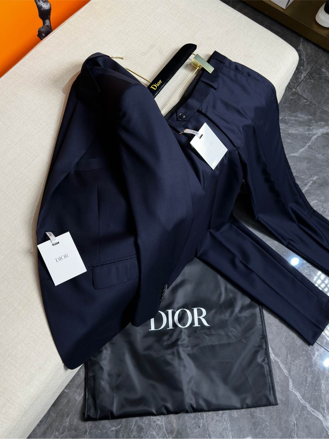 p2480 Dior 迪奥24新品意式男士纯羊毛洋服套西!高定工艺男士洋服套西,香港洋行渠道货重磅级品鉴奢华产物,高级秀场演绎限量款,业界独家售卖!
• 面料:采用客供Super140支定织100%精纺美丽诺羊毛,柔软舒适,轻盈质感上乘,彰显出高端品质。呢面光洁平整,展现出非凡的质感与光泽,犹如镜面般光滑细腻。清晰的织纹不仅增添了细节之美,更彰显了其精湛的工艺品质四季皆宜!出色的悬垂性使得单西自然流畅地贴合身体线条,无论是行走还是站立,都能营造出优雅大方的姿态。而滑糯有弹性的特点,则保证了穿着时的舒适体验,让您活动自如,毫无束缚之感。
• 上衣设计细节:
• 最新宽头平驳领:展现出时尚大气的风格,增加了整体的时尚感和立体感。
• 驳头手工米兰眼:手工制作的米兰眼更是凝聚了工匠的精湛技艺。每一个米兰眼都是由经验丰富的裁缝师一针一线精心缝制而成,其线条流畅、均匀,边缘整齐,没有任何毛边或瑕疵。
这种手工米兰眼不仅在视觉上为西装增添了一份高贵与优雅,更体现了西装制作的高品质和对细节的极致追求。
• 单排两粒扣:经典的设计,简洁大方,易于搭配。每一粒天然牛角扣都具有独一无二具纹理和质感。细节之处展现出了无与伦比的品质和魅力。
• 镰刀袖:时尚的袖型设计,
• 袖扣真开叉:增加了单西的细节感和品质感。
• 雪茄袋工艺:雪茄袋工艺的加入体现了这款西装的独特性和实用性。雪茄袋可以方便携带雪茄,同时也展示了一种优雅的生活方式。这个袋子的设计通常会考虑到雪茄的尺寸和保护,内部可能采用柔软的衬里。
• 全拱针工艺加持内里香水垫:全拱针工艺使单西更加牢固耐用,内里香水垫则为穿着者带来愉悦的嗅觉体验。
• 后双开叉:方便活动修身体型,同时也增加了单西的时尚感。
毋庸置疑,品相包装一流,送礼自留都值得拥有,混搭空间极高,可以轻松玩转职场、休闲、社交等各个场合的搭配组合,内搭高领衫极为出色,西服在任何季节都属于男人的刚性需求,而单西的可穿搭性极强!
裤子工艺:单扣宝剑头的设计既经典又时尚,展现出优雅的气质。扣子运用了天然牛角扣,而两侧松紧腰的设计则增加了穿着的便利性和舒适性,能够更好地适应不同体型,同时也为整体造型增添了一份休闲感。
这款羊毛西裤,以其高品质的面料和独特的工艺,成为时尚与品质的完美结合,无论是商务场合还是日常穿着,都能展现出你的优雅品味。
颜色:藏青色 (隔天出货)下单必报身高体
上衣尺码:46-54(abcd4个版本,可单独售卖1050)
A版尺码参考
46A码 肩宽43 胸围100 袖长60.5 衣长72
48A码 肩宽44 胸围104 袖长62 衣长74
50A码 肩宽45 胸围108 袖长63.5 衣长76
52A码 肩宽46.3 胸围112 袖长65 衣长78
54A码 肩宽47.5 胸围114 袖长66.5 衣长80
B版尺码参考:
46B码 肩宽45 胸围104 袖长60.5 衣长72
48B码 肩宽46 胸围108 袖长62 衣长74
50B码 肩宽47 胸围112 袖长63.5 衣长76
52B码 肩宽48 胸围116 袖长65 衣长78
54B码 肩宽49 胸围120 袖长66.5 衣长80
C版尺码参考:
46C码 肩宽46 胸围108 袖长60.5 衣长72
48C码 肩宽47 胸围112 袖长62 衣长74
50C码 肩宽48 胸围116 袖长63.5 衣长76
52C码 肩宽49 胸围120 袖长65 衣长78
54C码 肩宽50 胸围124 袖长66.5 衣长80
D版尺码参考:
46D码 肩宽47 胸围112 袖长60.5 衣长72
48D码 肩宽48 胸围116 袖长62 衣长74
50D码 肩宽49 胸围120 袖长63.5 衣长76
52D码 肩宽50 胸围124 袖长65 衣长78
54D码 肩宽51 胸围128 袖长66.5 衣长80
裤子尺码表(偏小一码,可单独售卖430)
尺码:29/30/31/32/33/34/35/36/38/40
29: 腰围73cm臀围93cm裤长99cm脚口17cm
30: 腰围75cm臀围96cm裤长101cm脚口17.5cm
31: 腰围79cm臀围98.5cm裤长101cm脚口18.cm
32: 腰围81cm臀围101cm裤长103cm脚口18.5cm
33: 腰围83cm臀围104cm裤长103cm脚口18.75cm
34: 腰围87cm臀围107cm裤长105cm脚口19cm
35: 腰围89cm臀围110cm裤长105cm脚口19cm
36: 腰围91cm臀围112cm裤长105cm脚口19cm
38: 腰围97cm臀围115cm裤长105cm脚口20cm
40: 腰围100cm臀围118cm裤长105cm脚口20cm