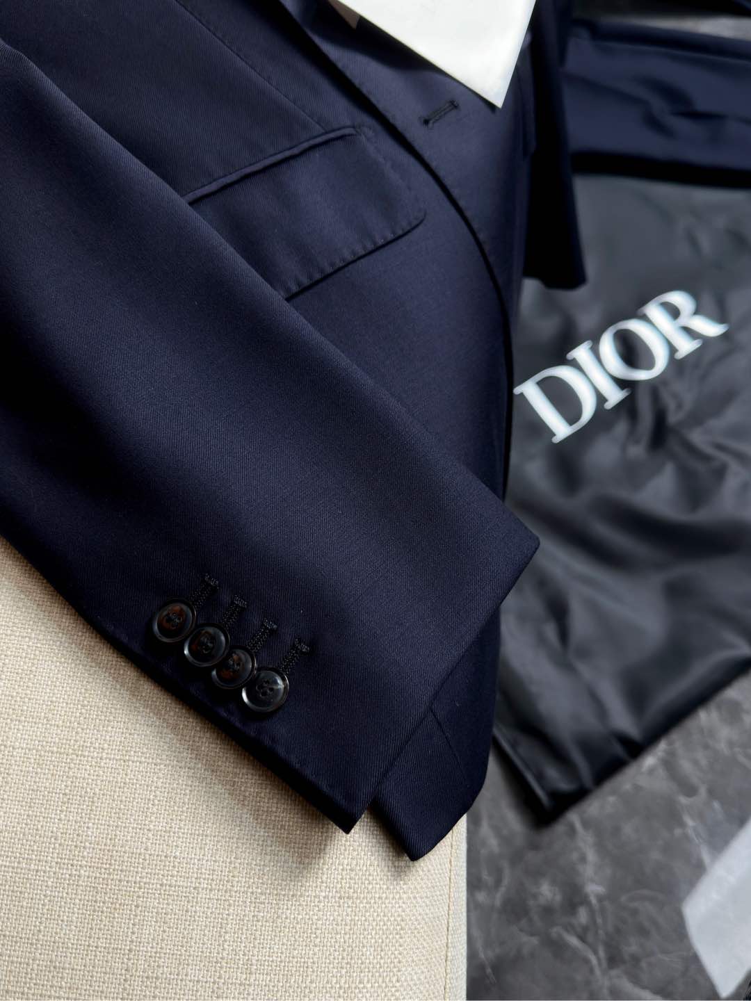 p2480 Dior 迪奥24新品意式男士纯羊毛洋服套西!高定工艺男士洋服套西,香港洋行渠道货重磅级品鉴奢华产物,高级秀场演绎限量款,业界独家售卖!
• 面料:采用客供Super140支定织100%精纺美丽诺羊毛,柔软舒适,轻盈质感上乘,彰显出高端品质。呢面光洁平整,展现出非凡的质感与光泽,犹如镜面般光滑细腻。清晰的织纹不仅增添了细节之美,更彰显了其精湛的工艺品质四季皆宜!出色的悬垂性使得单西自然流畅地贴合身体线条,无论是行走还是站立,都能营造出优雅大方的姿态。而滑糯有弹性的特点,则保证了穿着时的舒适体验,让您活动自如,毫无束缚之感。
• 上衣设计细节:
• 最新宽头平驳领:展现出时尚大气的风格,增加了整体的时尚感和立体感。
• 驳头手工米兰眼:手工制作的米兰眼更是凝聚了工匠的精湛技艺。每一个米兰眼都是由经验丰富的裁缝师一针一线精心缝制而成,其线条流畅、均匀,边缘整齐,没有任何毛边或瑕疵。
这种手工米兰眼不仅在视觉上为西装增添了一份高贵与优雅,更体现了西装制作的高品质和对细节的极致追求。
• 单排两粒扣:经典的设计,简洁大方,易于搭配。每一粒天然牛角扣都具有独一无二具纹理和质感。细节之处展现出了无与伦比的品质和魅力。
• 镰刀袖:时尚的袖型设计,
• 袖扣真开叉:增加了单西的细节感和品质感。
• 雪茄袋工艺:雪茄袋工艺的加入体现了这款西装的独特性和实用性。雪茄袋可以方便携带雪茄,同时也展示了一种优雅的生活方式。这个袋子的设计通常会考虑到雪茄的尺寸和保护,内部可能采用柔软的衬里。
• 全拱针工艺加持内里香水垫:全拱针工艺使单西更加牢固耐用,内里香水垫则为穿着者带来愉悦的嗅觉体验。
• 后双开叉:方便活动修身体型,同时也增加了单西的时尚感。
毋庸置疑,品相包装一流,送礼自留都值得拥有,混搭空间极高,可以轻松玩转职场、休闲、社交等各个场合的搭配组合,内搭高领衫极为出色,西服在任何季节都属于男人的刚性需求,而单西的可穿搭性极强!
裤子工艺:单扣宝剑头的设计既经典又时尚,展现出优雅的气质。扣子运用了天然牛角扣,而两侧松紧腰的设计则增加了穿着的便利性和舒适性,能够更好地适应不同体型,同时也为整体造型增添了一份休闲感。
这款羊毛西裤,以其高品质的面料和独特的工艺,成为时尚与品质的完美结合,无论是商务场合还是日常穿着,都能展现出你的优雅品味。
颜色:藏青色 (隔天出货)下单必报身高体
上衣尺码:46-54(abcd4个版本,可单独售卖1050)
A版尺码参考
46A码 肩宽43 胸围100 袖长60.5 衣长72
48A码 肩宽44 胸围104 袖长62 衣长74
50A码 肩宽45 胸围108 袖长63.5 衣长76
52A码 肩宽46.3 胸围112 袖长65 衣长78
54A码 肩宽47.5 胸围114 袖长66.5 衣长80
B版尺码参考:
46B码 肩宽45 胸围104 袖长60.5 衣长72
48B码 肩宽46 胸围108 袖长62 衣长74
50B码 肩宽47 胸围112 袖长63.5 衣长76
52B码 肩宽48 胸围116 袖长65 衣长78
54B码 肩宽49 胸围120 袖长66.5 衣长80
C版尺码参考:
46C码 肩宽46 胸围108 袖长60.5 衣长72
48C码 肩宽47 胸围112 袖长62 衣长74
50C码 肩宽48 胸围116 袖长63.5 衣长76
52C码 肩宽49 胸围120 袖长65 衣长78
54C码 肩宽50 胸围124 袖长66.5 衣长80
D版尺码参考:
46D码 肩宽47 胸围112 袖长60.5 衣长72
48D码 肩宽48 胸围116 袖长62 衣长74
50D码 肩宽49 胸围120 袖长63.5 衣长76
52D码 肩宽50 胸围124 袖长65 衣长78
54D码 肩宽51 胸围128 袖长66.5 衣长80
裤子尺码表(偏小一码,可单独售卖430)
尺码:29/30/31/32/33/34/35/36/38/40
29: 腰围73cm臀围93cm裤长99cm脚口17cm
30: 腰围75cm臀围96cm裤长101cm脚口17.5cm
31: 腰围79cm臀围98.5cm裤长101cm脚口18.cm
32: 腰围81cm臀围101cm裤长103cm脚口18.5cm
33: 腰围83cm臀围104cm裤长103cm脚口18.75cm
34: 腰围87cm臀围107cm裤长105cm脚口19cm
35: 腰围89cm臀围110cm裤长105cm脚口19cm
36: 腰围91cm臀围112cm裤长105cm脚口19cm
38: 腰围97cm臀围115cm裤长105cm脚口20cm
40: 腰围100cm臀围118cm裤长105cm脚口20cm