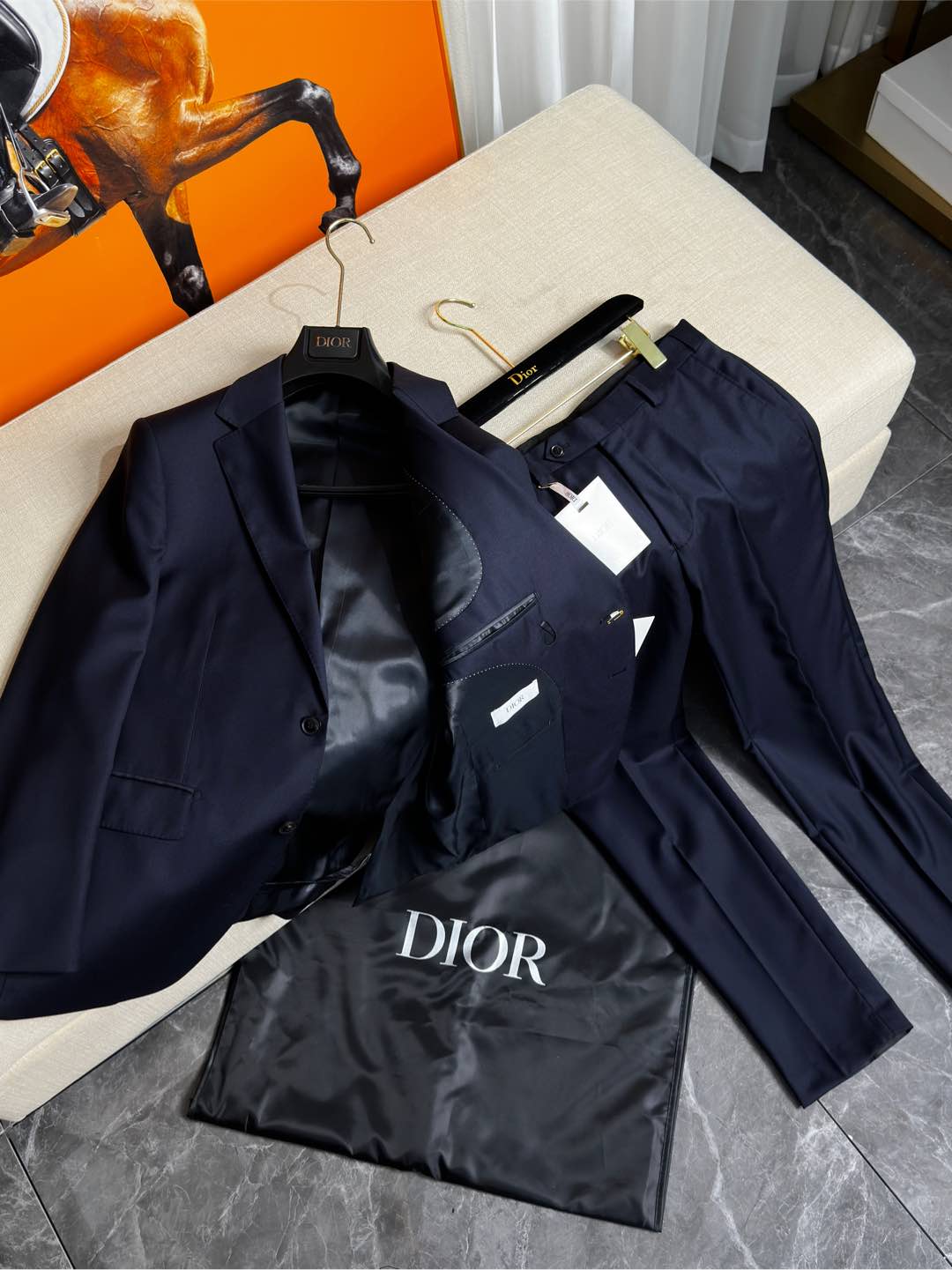 p2480 Dior 迪奥24新品意式男士纯羊毛洋服套西!高定工艺男士洋服套西,香港洋行渠道货重磅级品鉴奢华产物,高级秀场演绎限量款,业界独家售卖!
• 面料:采用客供Super140支定织100%精纺美丽诺羊毛,柔软舒适,轻盈质感上乘,彰显出高端品质。呢面光洁平整,展现出非凡的质感与光泽,犹如镜面般光滑细腻。清晰的织纹不仅增添了细节之美,更彰显了其精湛的工艺品质四季皆宜!出色的悬垂性使得单西自然流畅地贴合身体线条,无论是行走还是站立,都能营造出优雅大方的姿态。而滑糯有弹性的特点,则保证了穿着时的舒适体验,让您活动自如,毫无束缚之感。
• 上衣设计细节:
• 最新宽头平驳领:展现出时尚大气的风格,增加了整体的时尚感和立体感。
• 驳头手工米兰眼:手工制作的米兰眼更是凝聚了工匠的精湛技艺。每一个米兰眼都是由经验丰富的裁缝师一针一线精心缝制而成,其线条流畅、均匀,边缘整齐,没有任何毛边或瑕疵。
这种手工米兰眼不仅在视觉上为西装增添了一份高贵与优雅,更体现了西装制作的高品质和对细节的极致追求。
• 单排两粒扣:经典的设计,简洁大方,易于搭配。每一粒天然牛角扣都具有独一无二具纹理和质感。细节之处展现出了无与伦比的品质和魅力。
• 镰刀袖:时尚的袖型设计,
• 袖扣真开叉:增加了单西的细节感和品质感。
• 雪茄袋工艺:雪茄袋工艺的加入体现了这款西装的独特性和实用性。雪茄袋可以方便携带雪茄,同时也展示了一种优雅的生活方式。这个袋子的设计通常会考虑到雪茄的尺寸和保护,内部可能采用柔软的衬里。
• 全拱针工艺加持内里香水垫:全拱针工艺使单西更加牢固耐用,内里香水垫则为穿着者带来愉悦的嗅觉体验。
• 后双开叉:方便活动修身体型,同时也增加了单西的时尚感。
毋庸置疑,品相包装一流,送礼自留都值得拥有,混搭空间极高,可以轻松玩转职场、休闲、社交等各个场合的搭配组合,内搭高领衫极为出色,西服在任何季节都属于男人的刚性需求,而单西的可穿搭性极强!
裤子工艺:单扣宝剑头的设计既经典又时尚,展现出优雅的气质。扣子运用了天然牛角扣,而两侧松紧腰的设计则增加了穿着的便利性和舒适性,能够更好地适应不同体型,同时也为整体造型增添了一份休闲感。
这款羊毛西裤,以其高品质的面料和独特的工艺,成为时尚与品质的完美结合,无论是商务场合还是日常穿着,都能展现出你的优雅品味。
颜色:藏青色 (隔天出货)下单必报身高体
上衣尺码:46-54(abcd4个版本,可单独售卖1050)
A版尺码参考
46A码 肩宽43 胸围100 袖长60.5 衣长72
48A码 肩宽44 胸围104 袖长62 衣长74
50A码 肩宽45 胸围108 袖长63.5 衣长76
52A码 肩宽46.3 胸围112 袖长65 衣长78
54A码 肩宽47.5 胸围114 袖长66.5 衣长80
B版尺码参考:
46B码 肩宽45 胸围104 袖长60.5 衣长72
48B码 肩宽46 胸围108 袖长62 衣长74
50B码 肩宽47 胸围112 袖长63.5 衣长76
52B码 肩宽48 胸围116 袖长65 衣长78
54B码 肩宽49 胸围120 袖长66.5 衣长80
C版尺码参考:
46C码 肩宽46 胸围108 袖长60.5 衣长72
48C码 肩宽47 胸围112 袖长62 衣长74
50C码 肩宽48 胸围116 袖长63.5 衣长76
52C码 肩宽49 胸围120 袖长65 衣长78
54C码 肩宽50 胸围124 袖长66.5 衣长80
D版尺码参考:
46D码 肩宽47 胸围112 袖长60.5 衣长72
48D码 肩宽48 胸围116 袖长62 衣长74
50D码 肩宽49 胸围120 袖长63.5 衣长76
52D码 肩宽50 胸围124 袖长65 衣长78
54D码 肩宽51 胸围128 袖长66.5 衣长80
裤子尺码表(偏小一码,可单独售卖430)
尺码:29/30/31/32/33/34/35/36/38/40
29: 腰围73cm臀围93cm裤长99cm脚口17cm
30: 腰围75cm臀围96cm裤长101cm脚口17.5cm
31: 腰围79cm臀围98.5cm裤长101cm脚口18.cm
32: 腰围81cm臀围101cm裤长103cm脚口18.5cm
33: 腰围83cm臀围104cm裤长103cm脚口18.75cm
34: 腰围87cm臀围107cm裤长105cm脚口19cm
35: 腰围89cm臀围110cm裤长105cm脚口19cm
36: 腰围91cm臀围112cm裤长105cm脚口19cm
38: 腰围97cm臀围115cm裤长105cm脚口20cm
40: 腰围100cm臀围118cm裤长105cm脚口20cm