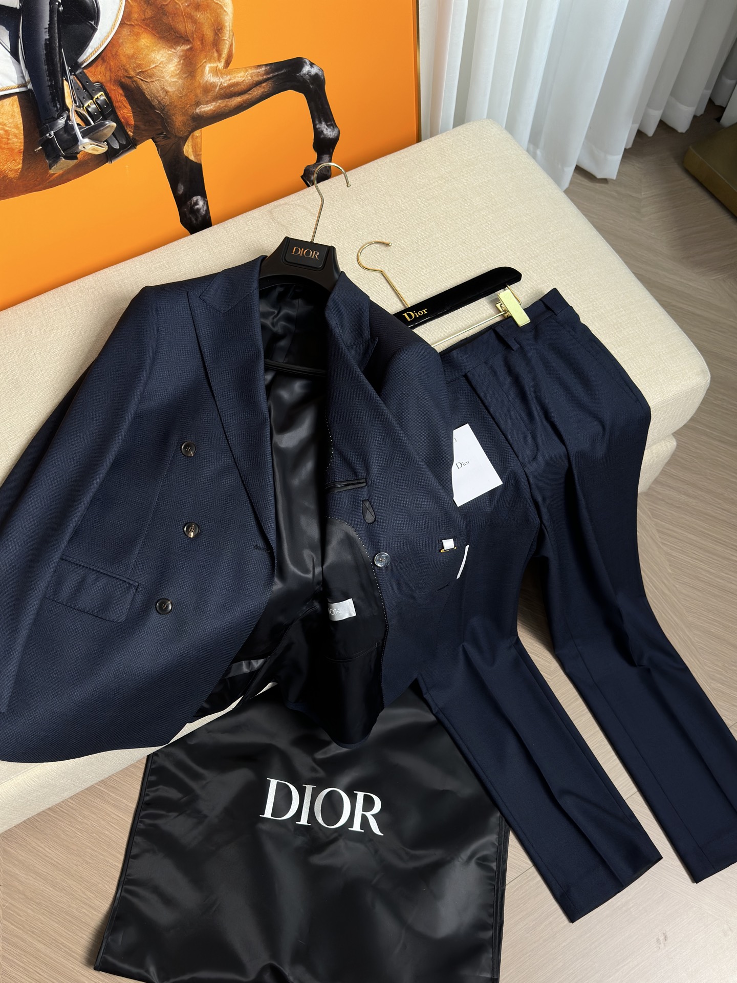 Dior 男士双排扣雾霾蓝纯羊毛套西！高定工艺男士洋服套西，香港洋行渠道货重磅级品鉴奢华产物，高级秀场演绎限量款，业界独家售卖！

&bull; 面料：采用客供Super140支定织100%精纺美丽诺羊毛（鸟眼纹理），柔软舒适，轻盈质感上乘，彰显出高端品质。呢面光洁平整，展现出非凡的质感与光泽，犹如镜面般光滑细腻。清晰的织纹不仅增添了细节之美，更彰显了其精湛的工艺品质四季皆宜！出色的悬垂性使得单西自然流畅地贴合身体线条，无论是行走还是站立，都能营造出优雅大方的姿态。而滑糯有弹性的特点，则保证了穿着时的舒适体验，让您活动自如，毫无束缚之感。

&bull; 上衣设计细节：

&bull; 最新宽头戗驳领：展现出时尚大气的风格，增加了整体的时尚感和立体感。

 &bull; 驳头手工米兰眼：手工制作的米兰眼更是凝聚了工匠的精湛技艺。每一个米兰眼都是由经验丰富的裁缝师一针一线精心缝制而成，其线条流畅、均匀，边缘整齐，没有任何毛边或瑕疵。

这种手工米兰眼不仅在视觉上为西装增添了一份高贵与优雅，更体现了西装制作的高品质和对细节的极致追求。

&bull; 船型绣襟袋：独特的设计，增加了单西的实用性和美观性。

&bull; 双排六粒扣后双开叉：经典的设计，简洁大方，易于搭配。每一粒天然牛角扣都具有独一无二具纹理和质感。细节之处展现出了无与伦比的品质和魅力。

&bull; 镰刀袖：时尚的袖型设计，

&bull; 袖扣真开叉：增加了单西的细节感和品质感。

&bull; 雪茄袋工艺：雪茄袋工艺的加入体现了这款西装的独特性和实用性。雪茄袋可以方便携带雪茄，同时也展示了一种优雅的生活方式。这个袋子的设计通常会考虑到雪茄的尺寸和保护，内部可能采用柔软的衬里。

&bull; 全拱针工艺加持内里香水垫：全拱针工艺使单西更加牢固耐用，内里香水垫则为穿着者带来愉悦的嗅觉体验。

&bull; 后双开叉：方便活动修身体型，同时也增加了单西的时尚感。

毋庸置疑，品相包装一流，送礼自留都值得拥有，混搭空间极高，可以轻松玩转职场、休闲、社交等各个场合的搭配组合，内搭高领衫极为出色，西服在任何季节都属于男人的刚性需求，而单西的可穿搭性极强！

颜色：雾霾蓝  P2480 （隔天出货）下单必报身高体

上衣单出1050
尺码：46-56
46码 肩宽44 胸围102 袖长60   衣长72 
48码 肩宽46 胸围106 袖长61.5 衣长73.5
50码 肩宽47 胸围110 袖长63    衣长75  
52码 肩宽48 胸围114 袖长64.5 衣长76.5 
54码 肩宽49 胸围118 袖长66   衣长78
56码 肩宽50 胸围122 袖长67.5 衣长79.5

裤子单出430
尺码：29/30/31/32/33/34/35/36/38/40  
29: 腰围75cm臀围93cm裤长99cm脚口17cm
30: 腰围78cm臀围96cm裤长101cm脚口17.5cm
31: 腰围81cm臀围98.5cm裤长101cm脚口18.cm
32: 腰围84cm臀围101cm裤长103cm脚口18.5cm
33: 腰围87cm臀围104cm裤长103cm脚口18.75cm
34: 腰围90cm臀围107cm裤长105cm脚口19cm 
35: 腰围93cm臀围110cm裤长105cm脚口19cm
36: 腰围96cm臀围112cm裤长105cm脚口19cm 
38: 腰围98cm臀围115cm裤长105cm脚口20cm 
40: 腰围100cm臀围118cm裤长105cm脚口20cm