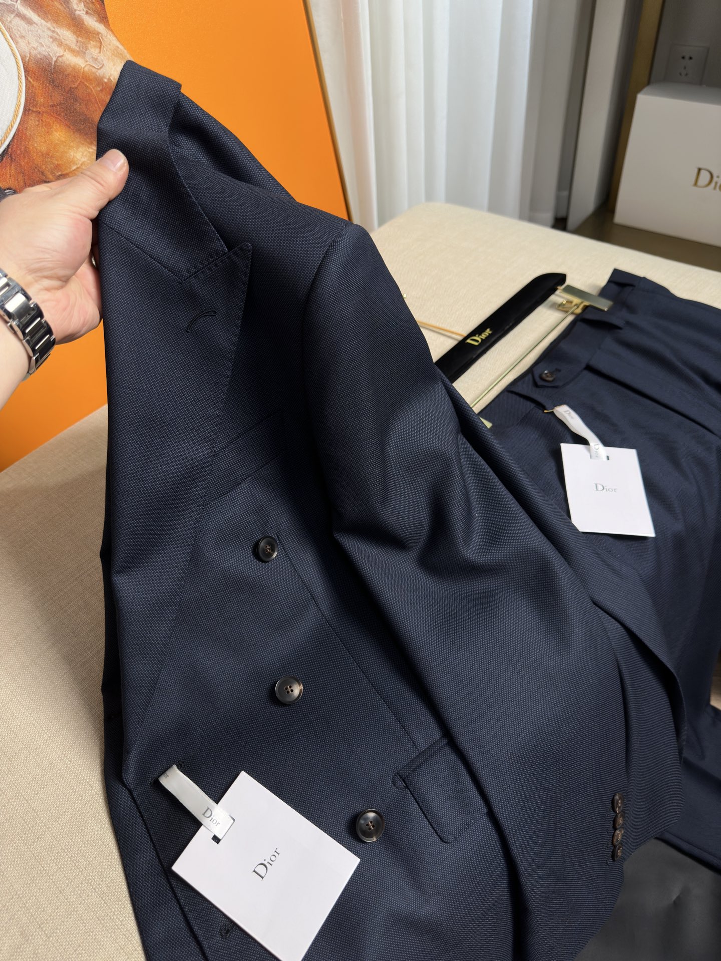 Dior 男士双排扣雾霾蓝纯羊毛套西！高定工艺男士洋服套西，香港洋行渠道货重磅级品鉴奢华产物，高级秀场演绎限量款，业界独家售卖！

&bull; 面料：采用客供Super140支定织100%精纺美丽诺羊毛（鸟眼纹理），柔软舒适，轻盈质感上乘，彰显出高端品质。呢面光洁平整，展现出非凡的质感与光泽，犹如镜面般光滑细腻。清晰的织纹不仅增添了细节之美，更彰显了其精湛的工艺品质四季皆宜！出色的悬垂性使得单西自然流畅地贴合身体线条，无论是行走还是站立，都能营造出优雅大方的姿态。而滑糯有弹性的特点，则保证了穿着时的舒适体验，让您活动自如，毫无束缚之感。

&bull; 上衣设计细节：

&bull; 最新宽头戗驳领：展现出时尚大气的风格，增加了整体的时尚感和立体感。

 &bull; 驳头手工米兰眼：手工制作的米兰眼更是凝聚了工匠的精湛技艺。每一个米兰眼都是由经验丰富的裁缝师一针一线精心缝制而成，其线条流畅、均匀，边缘整齐，没有任何毛边或瑕疵。

这种手工米兰眼不仅在视觉上为西装增添了一份高贵与优雅，更体现了西装制作的高品质和对细节的极致追求。

&bull; 船型绣襟袋：独特的设计，增加了单西的实用性和美观性。

&bull; 双排六粒扣后双开叉：经典的设计，简洁大方，易于搭配。每一粒天然牛角扣都具有独一无二具纹理和质感。细节之处展现出了无与伦比的品质和魅力。

&bull; 镰刀袖：时尚的袖型设计，

&bull; 袖扣真开叉：增加了单西的细节感和品质感。

&bull; 雪茄袋工艺：雪茄袋工艺的加入体现了这款西装的独特性和实用性。雪茄袋可以方便携带雪茄，同时也展示了一种优雅的生活方式。这个袋子的设计通常会考虑到雪茄的尺寸和保护，内部可能采用柔软的衬里。

&bull; 全拱针工艺加持内里香水垫：全拱针工艺使单西更加牢固耐用，内里香水垫则为穿着者带来愉悦的嗅觉体验。

&bull; 后双开叉：方便活动修身体型，同时也增加了单西的时尚感。

毋庸置疑，品相包装一流，送礼自留都值得拥有，混搭空间极高，可以轻松玩转职场、休闲、社交等各个场合的搭配组合，内搭高领衫极为出色，西服在任何季节都属于男人的刚性需求，而单西的可穿搭性极强！

颜色：雾霾蓝  P2480 （隔天出货）下单必报身高体

上衣单出1050
尺码：46-56
46码 肩宽44 胸围102 袖长60   衣长72 
48码 肩宽46 胸围106 袖长61.5 衣长73.5
50码 肩宽47 胸围110 袖长63    衣长75  
52码 肩宽48 胸围114 袖长64.5 衣长76.5 
54码 肩宽49 胸围118 袖长66   衣长78
56码 肩宽50 胸围122 袖长67.5 衣长79.5

裤子单出430
尺码：29/30/31/32/33/34/35/36/38/40  
29: 腰围75cm臀围93cm裤长99cm脚口17cm
30: 腰围78cm臀围96cm裤长101cm脚口17.5cm
31: 腰围81cm臀围98.5cm裤长101cm脚口18.cm
32: 腰围84cm臀围101cm裤长103cm脚口18.5cm
33: 腰围87cm臀围104cm裤长103cm脚口18.75cm
34: 腰围90cm臀围107cm裤长105cm脚口19cm 
35: 腰围93cm臀围110cm裤长105cm脚口19cm
36: 腰围96cm臀围112cm裤长105cm脚口19cm 
38: 腰围98cm臀围115cm裤长105cm脚口20cm 
40: 腰围100cm臀围118cm裤长105cm脚口20cm