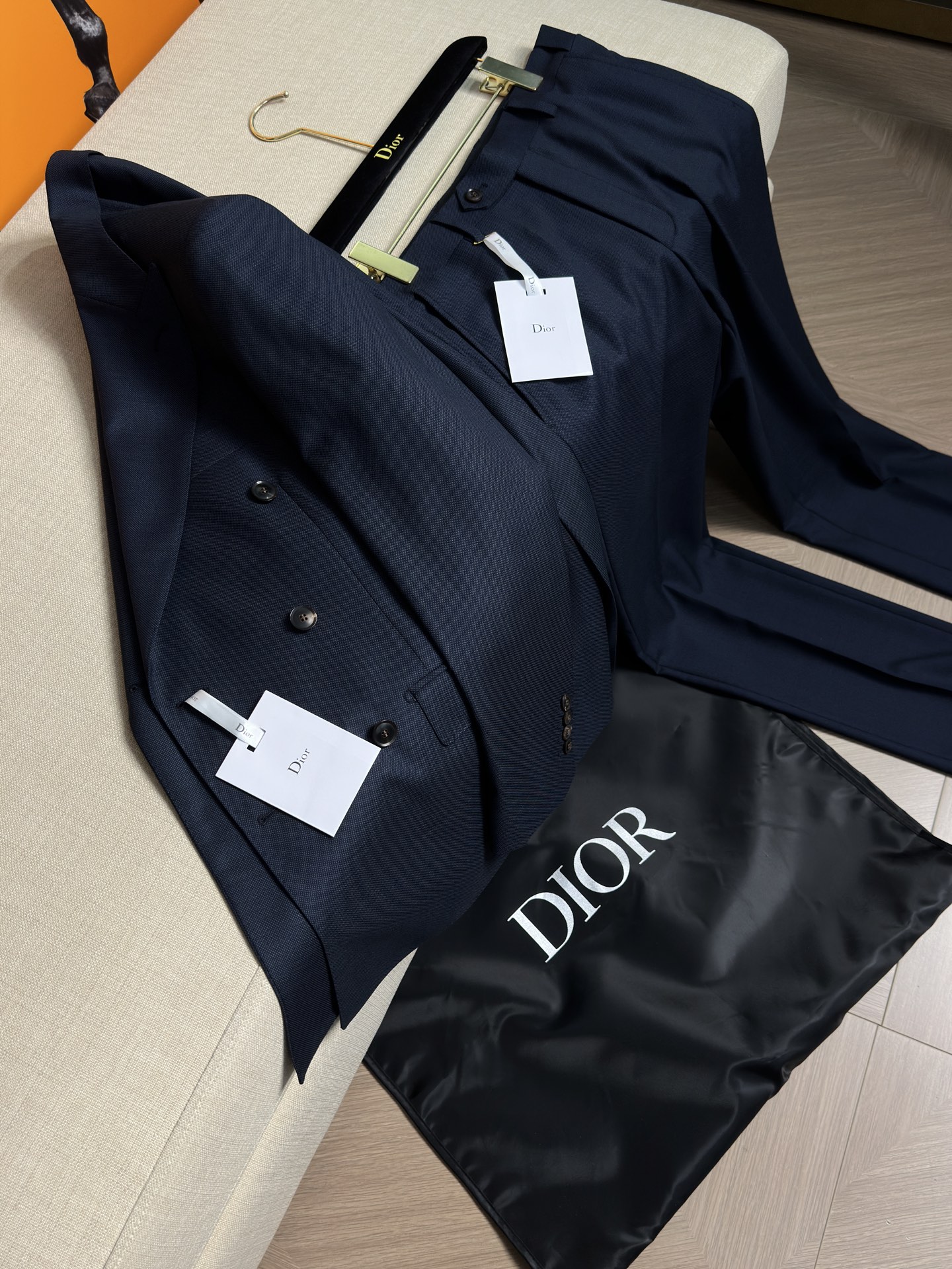 Dior 男士双排扣雾霾蓝纯羊毛套西！高定工艺男士洋服套西，香港洋行渠道货重磅级品鉴奢华产物，高级秀场演绎限量款，业界独家售卖！

&bull; 面料：采用客供Super140支定织100%精纺美丽诺羊毛（鸟眼纹理），柔软舒适，轻盈质感上乘，彰显出高端品质。呢面光洁平整，展现出非凡的质感与光泽，犹如镜面般光滑细腻。清晰的织纹不仅增添了细节之美，更彰显了其精湛的工艺品质四季皆宜！出色的悬垂性使得单西自然流畅地贴合身体线条，无论是行走还是站立，都能营造出优雅大方的姿态。而滑糯有弹性的特点，则保证了穿着时的舒适体验，让您活动自如，毫无束缚之感。

&bull; 上衣设计细节：

&bull; 最新宽头戗驳领：展现出时尚大气的风格，增加了整体的时尚感和立体感。

 &bull; 驳头手工米兰眼：手工制作的米兰眼更是凝聚了工匠的精湛技艺。每一个米兰眼都是由经验丰富的裁缝师一针一线精心缝制而成，其线条流畅、均匀，边缘整齐，没有任何毛边或瑕疵。

这种手工米兰眼不仅在视觉上为西装增添了一份高贵与优雅，更体现了西装制作的高品质和对细节的极致追求。

&bull; 船型绣襟袋：独特的设计，增加了单西的实用性和美观性。

&bull; 双排六粒扣后双开叉：经典的设计，简洁大方，易于搭配。每一粒天然牛角扣都具有独一无二具纹理和质感。细节之处展现出了无与伦比的品质和魅力。

&bull; 镰刀袖：时尚的袖型设计，

&bull; 袖扣真开叉：增加了单西的细节感和品质感。

&bull; 雪茄袋工艺：雪茄袋工艺的加入体现了这款西装的独特性和实用性。雪茄袋可以方便携带雪茄，同时也展示了一种优雅的生活方式。这个袋子的设计通常会考虑到雪茄的尺寸和保护，内部可能采用柔软的衬里。

&bull; 全拱针工艺加持内里香水垫：全拱针工艺使单西更加牢固耐用，内里香水垫则为穿着者带来愉悦的嗅觉体验。

&bull; 后双开叉：方便活动修身体型，同时也增加了单西的时尚感。

毋庸置疑，品相包装一流，送礼自留都值得拥有，混搭空间极高，可以轻松玩转职场、休闲、社交等各个场合的搭配组合，内搭高领衫极为出色，西服在任何季节都属于男人的刚性需求，而单西的可穿搭性极强！

颜色：雾霾蓝  P2480 （隔天出货）下单必报身高体

上衣单出1050
尺码：46-56
46码 肩宽44 胸围102 袖长60   衣长72 
48码 肩宽46 胸围106 袖长61.5 衣长73.5
50码 肩宽47 胸围110 袖长63    衣长75  
52码 肩宽48 胸围114 袖长64.5 衣长76.5 
54码 肩宽49 胸围118 袖长66   衣长78
56码 肩宽50 胸围122 袖长67.5 衣长79.5

裤子单出430
尺码：29/30/31/32/33/34/35/36/38/40  
29: 腰围75cm臀围93cm裤长99cm脚口17cm
30: 腰围78cm臀围96cm裤长101cm脚口17.5cm
31: 腰围81cm臀围98.5cm裤长101cm脚口18.cm
32: 腰围84cm臀围101cm裤长103cm脚口18.5cm
33: 腰围87cm臀围104cm裤长103cm脚口18.75cm
34: 腰围90cm臀围107cm裤长105cm脚口19cm 
35: 腰围93cm臀围110cm裤长105cm脚口19cm
36: 腰围96cm臀围112cm裤长105cm脚口19cm 
38: 腰围98cm臀围115cm裤长105cm脚口20cm 
40: 腰围100cm臀围118cm裤长105cm脚口20cm