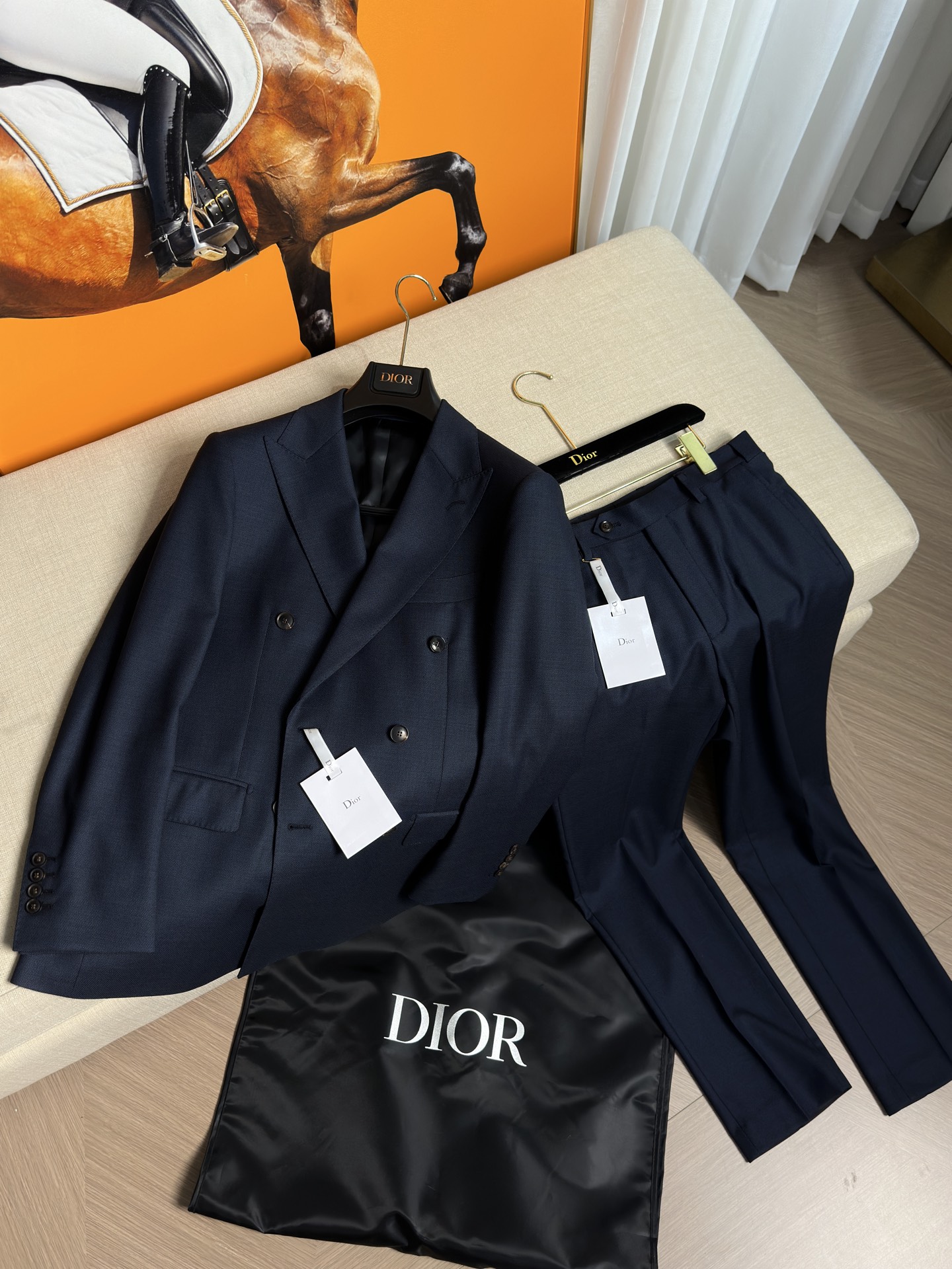 Dior 男士双排扣雾霾蓝纯羊毛套西！高定工艺男士洋服套西，香港洋行渠道货重磅级品鉴奢华产物，高级秀场演绎限量款，业界独家售卖！

&bull; 面料：采用客供Super140支定织100%精纺美丽诺羊毛（鸟眼纹理），柔软舒适，轻盈质感上乘，彰显出高端品质。呢面光洁平整，展现出非凡的质感与光泽，犹如镜面般光滑细腻。清晰的织纹不仅增添了细节之美，更彰显了其精湛的工艺品质四季皆宜！出色的悬垂性使得单西自然流畅地贴合身体线条，无论是行走还是站立，都能营造出优雅大方的姿态。而滑糯有弹性的特点，则保证了穿着时的舒适体验，让您活动自如，毫无束缚之感。

&bull; 上衣设计细节：

&bull; 最新宽头戗驳领：展现出时尚大气的风格，增加了整体的时尚感和立体感。

 &bull; 驳头手工米兰眼：手工制作的米兰眼更是凝聚了工匠的精湛技艺。每一个米兰眼都是由经验丰富的裁缝师一针一线精心缝制而成，其线条流畅、均匀，边缘整齐，没有任何毛边或瑕疵。

这种手工米兰眼不仅在视觉上为西装增添了一份高贵与优雅，更体现了西装制作的高品质和对细节的极致追求。

&bull; 船型绣襟袋：独特的设计，增加了单西的实用性和美观性。

&bull; 双排六粒扣后双开叉：经典的设计，简洁大方，易于搭配。每一粒天然牛角扣都具有独一无二具纹理和质感。细节之处展现出了无与伦比的品质和魅力。

&bull; 镰刀袖：时尚的袖型设计，

&bull; 袖扣真开叉：增加了单西的细节感和品质感。

&bull; 雪茄袋工艺：雪茄袋工艺的加入体现了这款西装的独特性和实用性。雪茄袋可以方便携带雪茄，同时也展示了一种优雅的生活方式。这个袋子的设计通常会考虑到雪茄的尺寸和保护，内部可能采用柔软的衬里。

&bull; 全拱针工艺加持内里香水垫：全拱针工艺使单西更加牢固耐用，内里香水垫则为穿着者带来愉悦的嗅觉体验。

&bull; 后双开叉：方便活动修身体型，同时也增加了单西的时尚感。

毋庸置疑，品相包装一流，送礼自留都值得拥有，混搭空间极高，可以轻松玩转职场、休闲、社交等各个场合的搭配组合，内搭高领衫极为出色，西服在任何季节都属于男人的刚性需求，而单西的可穿搭性极强！

颜色：雾霾蓝  P2480 （隔天出货）下单必报身高体

上衣单出1050
尺码：46-56
46码 肩宽44 胸围102 袖长60   衣长72 
48码 肩宽46 胸围106 袖长61.5 衣长73.5
50码 肩宽47 胸围110 袖长63    衣长75  
52码 肩宽48 胸围114 袖长64.5 衣长76.5 
54码 肩宽49 胸围118 袖长66   衣长78
56码 肩宽50 胸围122 袖长67.5 衣长79.5

裤子单出430
尺码：29/30/31/32/33/34/35/36/38/40  
29: 腰围75cm臀围93cm裤长99cm脚口17cm
30: 腰围78cm臀围96cm裤长101cm脚口17.5cm
31: 腰围81cm臀围98.5cm裤长101cm脚口18.cm
32: 腰围84cm臀围101cm裤长103cm脚口18.5cm
33: 腰围87cm臀围104cm裤长103cm脚口18.75cm
34: 腰围90cm臀围107cm裤长105cm脚口19cm 
35: 腰围93cm臀围110cm裤长105cm脚口19cm
36: 腰围96cm臀围112cm裤长105cm脚口19cm 
38: 腰围98cm臀围115cm裤长105cm脚口20cm 
40: 腰围100cm臀围118cm裤长105cm脚口20cm