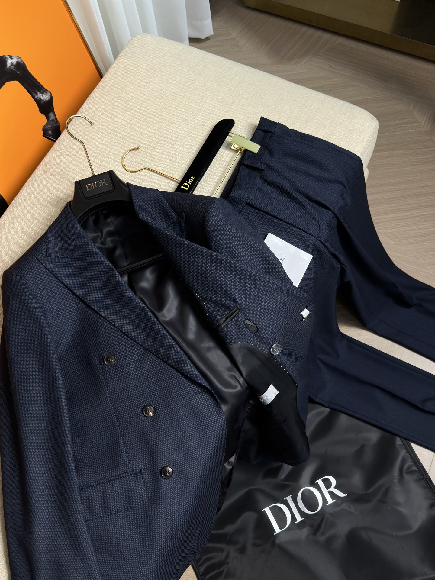 Dior 男士双排扣雾霾蓝纯羊毛套西！高定工艺男士洋服套西，香港洋行渠道货重磅级品鉴奢华产物，高级秀场演绎限量款，业界独家售卖！

&bull; 面料：采用客供Super140支定织100%精纺美丽诺羊毛（鸟眼纹理），柔软舒适，轻盈质感上乘，彰显出高端品质。呢面光洁平整，展现出非凡的质感与光泽，犹如镜面般光滑细腻。清晰的织纹不仅增添了细节之美，更彰显了其精湛的工艺品质四季皆宜！出色的悬垂性使得单西自然流畅地贴合身体线条，无论是行走还是站立，都能营造出优雅大方的姿态。而滑糯有弹性的特点，则保证了穿着时的舒适体验，让您活动自如，毫无束缚之感。

&bull; 上衣设计细节：

&bull; 最新宽头戗驳领：展现出时尚大气的风格，增加了整体的时尚感和立体感。

 &bull; 驳头手工米兰眼：手工制作的米兰眼更是凝聚了工匠的精湛技艺。每一个米兰眼都是由经验丰富的裁缝师一针一线精心缝制而成，其线条流畅、均匀，边缘整齐，没有任何毛边或瑕疵。

这种手工米兰眼不仅在视觉上为西装增添了一份高贵与优雅，更体现了西装制作的高品质和对细节的极致追求。

&bull; 船型绣襟袋：独特的设计，增加了单西的实用性和美观性。

&bull; 双排六粒扣后双开叉：经典的设计，简洁大方，易于搭配。每一粒天然牛角扣都具有独一无二具纹理和质感。细节之处展现出了无与伦比的品质和魅力。

&bull; 镰刀袖：时尚的袖型设计，

&bull; 袖扣真开叉：增加了单西的细节感和品质感。

&bull; 雪茄袋工艺：雪茄袋工艺的加入体现了这款西装的独特性和实用性。雪茄袋可以方便携带雪茄，同时也展示了一种优雅的生活方式。这个袋子的设计通常会考虑到雪茄的尺寸和保护，内部可能采用柔软的衬里。

&bull; 全拱针工艺加持内里香水垫：全拱针工艺使单西更加牢固耐用，内里香水垫则为穿着者带来愉悦的嗅觉体验。

&bull; 后双开叉：方便活动修身体型，同时也增加了单西的时尚感。

毋庸置疑，品相包装一流，送礼自留都值得拥有，混搭空间极高，可以轻松玩转职场、休闲、社交等各个场合的搭配组合，内搭高领衫极为出色，西服在任何季节都属于男人的刚性需求，而单西的可穿搭性极强！

颜色：雾霾蓝  P2480 （隔天出货）下单必报身高体

上衣单出1050
尺码：46-56
46码 肩宽44 胸围102 袖长60   衣长72 
48码 肩宽46 胸围106 袖长61.5 衣长73.5
50码 肩宽47 胸围110 袖长63    衣长75  
52码 肩宽48 胸围114 袖长64.5 衣长76.5 
54码 肩宽49 胸围118 袖长66   衣长78
56码 肩宽50 胸围122 袖长67.5 衣长79.5

裤子单出430
尺码：29/30/31/32/33/34/35/36/38/40  
29: 腰围75cm臀围93cm裤长99cm脚口17cm
30: 腰围78cm臀围96cm裤长101cm脚口17.5cm
31: 腰围81cm臀围98.5cm裤长101cm脚口18.cm
32: 腰围84cm臀围101cm裤长103cm脚口18.5cm
33: 腰围87cm臀围104cm裤长103cm脚口18.75cm
34: 腰围90cm臀围107cm裤长105cm脚口19cm 
35: 腰围93cm臀围110cm裤长105cm脚口19cm
36: 腰围96cm臀围112cm裤长105cm脚口19cm 
38: 腰围98cm臀围115cm裤长105cm脚口20cm 
40: 腰围100cm臀围118cm裤长105cm脚口20cm