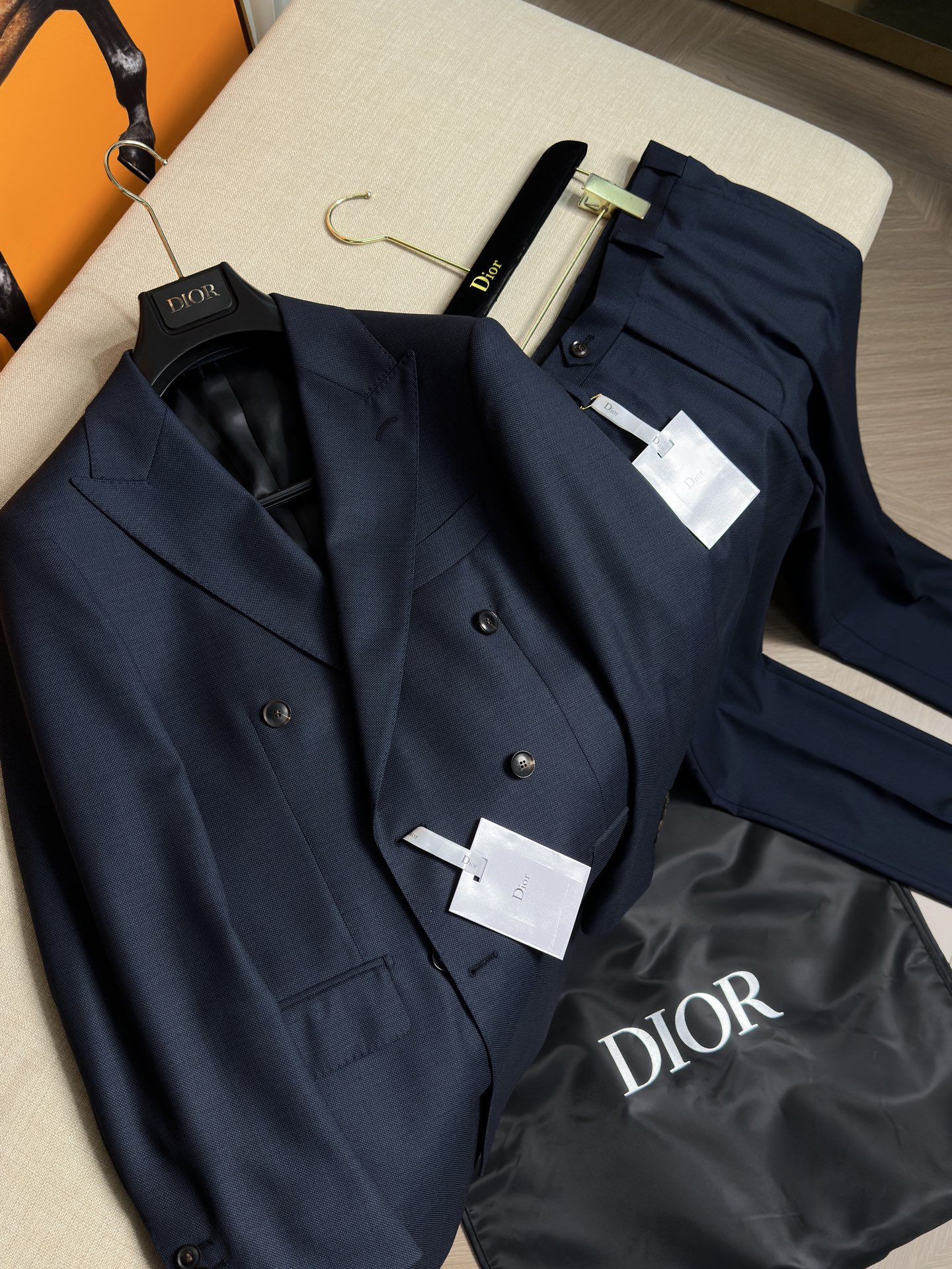Dior 男士双排扣雾霾蓝纯羊毛套西！高定工艺男士洋服套西，香港洋行渠道货重磅级品鉴奢华产物，高级秀场演绎限量款，业界独家售卖！

&bull; 面料：采用客供Super140支定织100%精纺美丽诺羊毛（鸟眼纹理），柔软舒适，轻盈质感上乘，彰显出高端品质。呢面光洁平整，展现出非凡的质感与光泽，犹如镜面般光滑细腻。清晰的织纹不仅增添了细节之美，更彰显了其精湛的工艺品质四季皆宜！出色的悬垂性使得单西自然流畅地贴合身体线条，无论是行走还是站立，都能营造出优雅大方的姿态。而滑糯有弹性的特点，则保证了穿着时的舒适体验，让您活动自如，毫无束缚之感。

&bull; 上衣设计细节：

&bull; 最新宽头戗驳领：展现出时尚大气的风格，增加了整体的时尚感和立体感。

 &bull; 驳头手工米兰眼：手工制作的米兰眼更是凝聚了工匠的精湛技艺。每一个米兰眼都是由经验丰富的裁缝师一针一线精心缝制而成，其线条流畅、均匀，边缘整齐，没有任何毛边或瑕疵。

这种手工米兰眼不仅在视觉上为西装增添了一份高贵与优雅，更体现了西装制作的高品质和对细节的极致追求。

&bull; 船型绣襟袋：独特的设计，增加了单西的实用性和美观性。

&bull; 双排六粒扣后双开叉：经典的设计，简洁大方，易于搭配。每一粒天然牛角扣都具有独一无二具纹理和质感。细节之处展现出了无与伦比的品质和魅力。

&bull; 镰刀袖：时尚的袖型设计，

&bull; 袖扣真开叉：增加了单西的细节感和品质感。

&bull; 雪茄袋工艺：雪茄袋工艺的加入体现了这款西装的独特性和实用性。雪茄袋可以方便携带雪茄，同时也展示了一种优雅的生活方式。这个袋子的设计通常会考虑到雪茄的尺寸和保护，内部可能采用柔软的衬里。

&bull; 全拱针工艺加持内里香水垫：全拱针工艺使单西更加牢固耐用，内里香水垫则为穿着者带来愉悦的嗅觉体验。

&bull; 后双开叉：方便活动修身体型，同时也增加了单西的时尚感。

毋庸置疑，品相包装一流，送礼自留都值得拥有，混搭空间极高，可以轻松玩转职场、休闲、社交等各个场合的搭配组合，内搭高领衫极为出色，西服在任何季节都属于男人的刚性需求，而单西的可穿搭性极强！

颜色：雾霾蓝  P2480 （隔天出货）下单必报身高体

上衣单出1050
尺码：46-56
46码 肩宽44 胸围102 袖长60   衣长72 
48码 肩宽46 胸围106 袖长61.5 衣长73.5
50码 肩宽47 胸围110 袖长63    衣长75  
52码 肩宽48 胸围114 袖长64.5 衣长76.5 
54码 肩宽49 胸围118 袖长66   衣长78
56码 肩宽50 胸围122 袖长67.5 衣长79.5

裤子单出430
尺码：29/30/31/32/33/34/35/36/38/40  
29: 腰围75cm臀围93cm裤长99cm脚口17cm
30: 腰围78cm臀围96cm裤长101cm脚口17.5cm
31: 腰围81cm臀围98.5cm裤长101cm脚口18.cm
32: 腰围84cm臀围101cm裤长103cm脚口18.5cm
33: 腰围87cm臀围104cm裤长103cm脚口18.75cm
34: 腰围90cm臀围107cm裤长105cm脚口19cm 
35: 腰围93cm臀围110cm裤长105cm脚口19cm
36: 腰围96cm臀围112cm裤长105cm脚口19cm 
38: 腰围98cm臀围115cm裤长105cm脚口20cm 
40: 腰围100cm臀围118cm裤长105cm脚口20cm