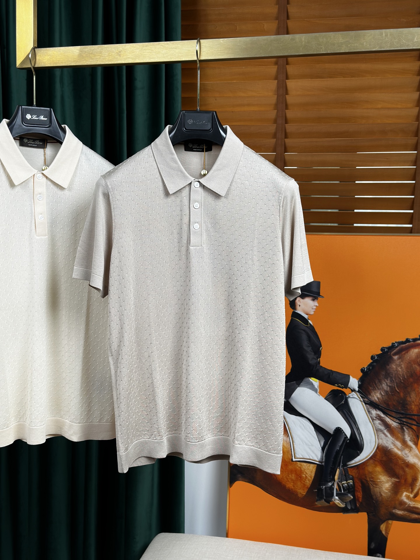NO:844575,A one-to-one copy of the new spring and summer counters in L, pure imported knitted lapel short Tee, high-end men's solid color knitted short-sleeved T-shirt, dark pattern Polo shirt!  Trading company channels are rare and available on the official website simultaneously!  Every part is made with fine workmanship. The Polo shirt is not only a tribute to Italian fashion, but also a perfect interpretation of the multi-faceted charm of the modern gentleman!  It can not only satisfy your pursuit of quality life, but also allow you to show different styles and attitudes on different occasions!  It uses custom-made light mulberry silk knitted fabrics. The fabric composition is 8 mulberry silk, 57 Tencel and 35 polyester fibers. It is not only soft and close to the skin, giving the wearer an unparalleled comfortable experience, but also has amazing breathability. Even in the hot summer, it can ensure that the body is dry and can breathe freely!  When you encounter this striped Polo shirt for the first time, you seem to be instantly led to an elegant secret realm full of Italian style. The classic contrasting stripe design is like the smooth lines drawn by Italian painters, interweaving a unique charm that is both retro and modern!  The simplicity of the stripes contains extraordinary style, gently outlining the wearer's figure, showing a low-key and high-end beauty!  Whether paired with casual trousers or mixed with a suit, this logo can be the finishing touch, making your overall look more harmonious and unified, highlighting your unique taste and style!  Color Khaki Ships next day Size 48-56 Size reference Size 48: Shoulder width 44 Bust 102 Length 69 Size 50: Shoulder width 45 Bust 106 Length 70 Size 52: Shoulder width 46 Bust length 71 Size 54: Shoulder width 47 Bust 114 Length 72 Size 56: Shoulder width 48 Bust length 73,, loro  piana,T-shirt,tees,t-shirt,business suit,19860909L年春夏专柜新款一比一复制,纯进口针织翻领短Tee,高端男士纯色针织短袖T恤,暗纹Polo衫！ 贸易公司渠道稀出,同步官网发售！每个部位做工精细,Polo衫不仅是对意式风尚的致敬,更是现代绅士多面魅力的完美诠释！它既能满足你对品质生活的追求,又能让你在不同场合下展现出不同的风格与态度！ 采用了客供定制轻薄桑蚕丝针织面料,面料成分8桑蚕丝57天丝35聚酯纤维,不仅轻柔贴肤,给予穿着者无与伦比的舒适体验,更拥有着令人赞叹的透气性,即便是炎炎夏日,也能确保身体干爽,自在呼吸！当你第一次邂逅这款条纹Polo衫时,仿佛瞬间被引领至一个充满意式风情的优雅秘境,那经典的撞色条纹设计,如同意大利画家笔下的流畅线条,交织出既复古又不失现代感的独特韵味！条纹的简约中蕴含着不凡的格调,轻轻勾勒出穿着者的身形轮廓,展现出一种低调而高级的美感！无论是搭配休闲裤装,还是与西装套装混搭,这枚徽标都能成为点睛之笔,让你的整体造型更加和谐统一,彰显出独特的品味与格调！ 颜色卡其 隔天出货 尺码48-56 尺寸参考 48码:肩宽44胸围102衣长69 50码:肩宽45胸围106衣长70 52码:肩宽46胸围衣长71 54码:肩宽47胸围114衣长72 56码:肩宽48胸围衣长73,,loro piana,T-shirt,tees，t-shirt,business suit,,Men's clothing