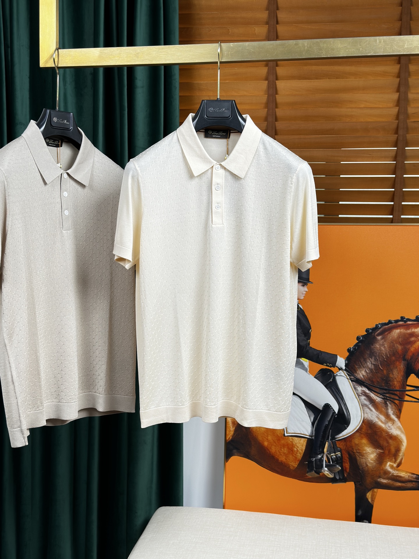 NO:844581,A one-to-one copy of the new spring and summer counters in L, pure imported knitted lapel short Tee, high-end men's solid color knitted short-sleeved T-shirt, dark pattern Polo shirt!  Trading company channels are rare and available on the official website simultaneously!  Every part is made with fine workmanship. The Polo shirt is not only a tribute to Italian fashion, but also a perfect interpretation of the multi-faceted charm of the modern gentleman!  It can not only satisfy your pursuit of quality life, but also allow you to show different styles and attitudes on different occasions!  It uses custom-made light mulberry silk knitted fabrics. The fabric composition is 8 mulberry silk, 57 Tencel and 35 polyester fibers. It is not only soft and close to the skin, giving the wearer an unparalleled comfortable experience, but also has amazing breathability. Even in the hot summer, it can ensure that the body is dry and can breathe freely!  When you encounter this striped Polo shirt for the first time, you seem to be instantly led to an elegant secret realm full of Italian style. The classic contrasting stripe design is like the smooth lines drawn by Italian painters, interweaving a unique charm that is both retro and modern!  The simplicity of the stripes contains extraordinary style, gently outlining the wearer's figure, showing a low-key and high-end beauty!  Whether paired with casual trousers or mixed with a suit, this logo can be the finishing touch, making your overall look more harmonious and unified, highlighting your unique taste and style!  Color: apricot. Ships next day. Size 48-56. Size reference: Size 48: shoulder width 44, bust 102, length 69. Size 50: shoulder width 45, bust 106, length 70. Size 52: shoulder width 46, bust length 71. Size 54: shoulder width 47, bust 114, length 72. Size 56: shoulder width 48, bust length 73, loro.  piana,T-shirt,tees,t-shirt,business suit,19860909L年春夏专柜新款一比一复制,纯进口针织翻领短Tee,高端男士纯色针织短袖T恤,暗纹Polo衫！ 贸易公司渠道稀出,同步官网发售！每个部位做工精细,Polo衫不仅是对意式风尚的致敬,更是现代绅士多面魅力的完美诠释！它既能满足你对品质生活的追求,又能让你在不同场合下展现出不同的风格与态度！ 采用了客供定制轻薄桑蚕丝针织面料,面料成分8桑蚕丝57天丝35聚酯纤维,不仅轻柔贴肤,给予穿着者无与伦比的舒适体验,更拥有着令人赞叹的透气性,即便是炎炎夏日,也能确保身体干爽,自在呼吸！当你第一次邂逅这款条纹Polo衫时,仿佛瞬间被引领至一个充满意式风情的优雅秘境,那经典的撞色条纹设计,如同意大利画家笔下的流畅线条,交织出既复古又不失现代感的独特韵味！条纹的简约中蕴含着不凡的格调,轻轻勾勒出穿着者的身形轮廓,展现出一种低调而高级的美感！无论是搭配休闲裤装,还是与西装套装混搭,这枚徽标都能成为点睛之笔,让你的整体造型更加和谐统一,彰显出独特的品味与格调！ 颜色杏色 隔天出货 尺码48-56 尺寸参考 48码:肩宽44胸围102衣长69 50码:肩宽45胸围106衣长70 52码:肩宽46胸围衣长71 54码:肩宽47胸围114衣长72 56码:肩宽48胸围衣长73,,loro piana,T-shirt,tees，t-shirt,business suit,,Men's clothing
