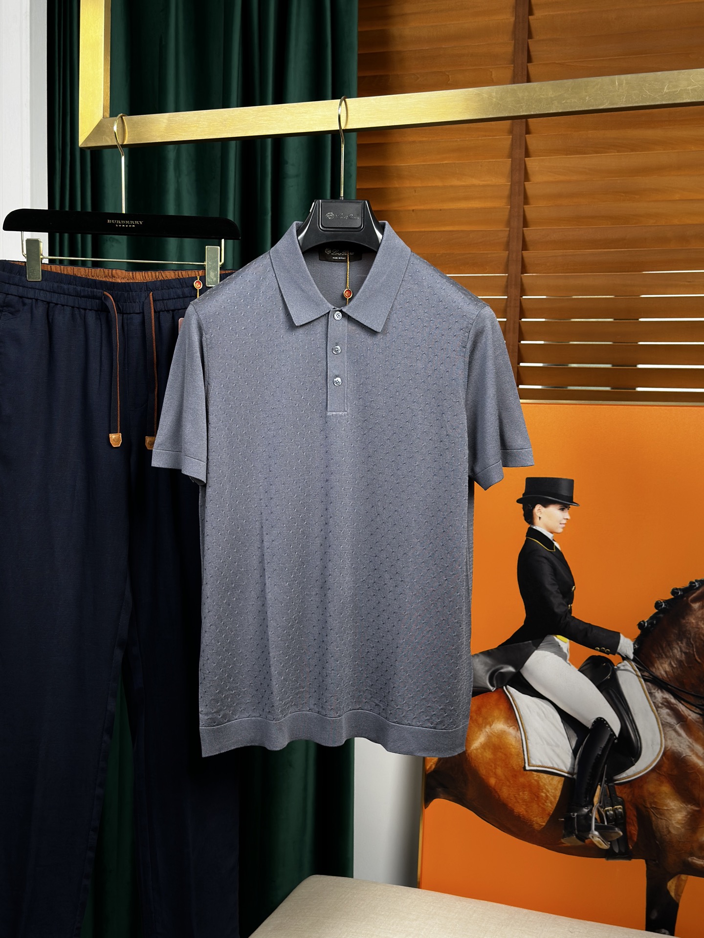 NO:844587,A one-to-one copy of the new spring and summer counters in L, pure imported knitted lapel short Tee, high-end men's solid color knitted short-sleeved T-shirt, dark pattern Polo shirt!  Trading company channels are rare and available on the official website simultaneously!  Every part is made with fine workmanship. The Polo shirt is not only a tribute to Italian fashion, but also a perfect interpretation of the multi-faceted charm of the modern gentleman!  It can not only satisfy your pursuit of quality life, but also allow you to show different styles and attitudes on different occasions!  It uses custom-made light mulberry silk knitted fabrics. The fabric composition is 8 mulberry silk, 57 Tencel and 35 polyester fibers. It is not only soft and close to the skin, giving the wearer an unparalleled comfortable experience, but also has amazing breathability. Even in the hot summer, it can ensure that the body is dry and can breathe freely!  When you encounter this striped Polo shirt for the first time, you seem to be instantly led to an elegant secret realm full of Italian style. The classic contrasting stripe design is like the smooth lines drawn by Italian painters, interweaving a unique charm that is both retro and modern!  The simplicity of the stripes contains extraordinary style, gently outlining the wearer's figure, showing a low-key and high-end beauty!  Whether paired with casual trousers or mixed with a suit, this logo can be the finishing touch, making your overall look more harmonious and unified, highlighting your unique taste and style!  Color gray. Ships next day. Sizes 48-56. Size reference: Size 48: shoulder width 44, bust length 69. Size 50: shoulder width 45, bust 104, length 70. Size 52: shoulder width 46, bust length 71. Size 54: shoulder width 47, bust 112, length 72. Size 56: shoulder width 48, bust 118, length 73., loro  piana,T-shirt,tees,t-shirt,business suit,19860909L年春夏专柜新款一比一复制,纯进口针织翻领短Tee,高端男士纯色针织短袖T恤,暗纹Polo衫！ 贸易公司渠道稀出,同步官网发售！每个部位做工精细,Polo衫不仅是对意式风尚的致敬,更是现代绅士多面魅力的完美诠释！它既能满足你对品质生活的追求,又能让你在不同场合下展现出不同的风格与态度！ 采用了客供定制轻薄桑蚕丝针织面料,面料成分8桑蚕丝57天丝35聚酯纤维,不仅轻柔贴肤,给予穿着者无与伦比的舒适体验,更拥有着令人赞叹的透气性,即便是炎炎夏日,也能确保身体干爽,自在呼吸！当你第一次邂逅这款条纹Polo衫时,仿佛瞬间被引领至一个充满意式风情的优雅秘境,那经典的撞色条纹设计,如同意大利画家笔下的流畅线条,交织出既复古又不失现代感的独特韵味！条纹的简约中蕴含着不凡的格调,轻轻勾勒出穿着者的身形轮廓,展现出一种低调而高级的美感！无论是搭配休闲裤装,还是与西装套装混搭,这枚徽标都能成为点睛之笔,让你的整体造型更加和谐统一,彰显出独特的品味与格调！ 颜色灰色 隔天出货 尺码48-56 尺寸参考 48码:肩宽44胸围衣长69 50码:肩宽45胸围104衣长70 52码:肩宽46胸围衣长71 54码:肩宽47胸围112衣长72 56码:肩宽48胸围118衣长73,,loro piana,T-shirt,tees，t-shirt,business suit,,Men's clothing