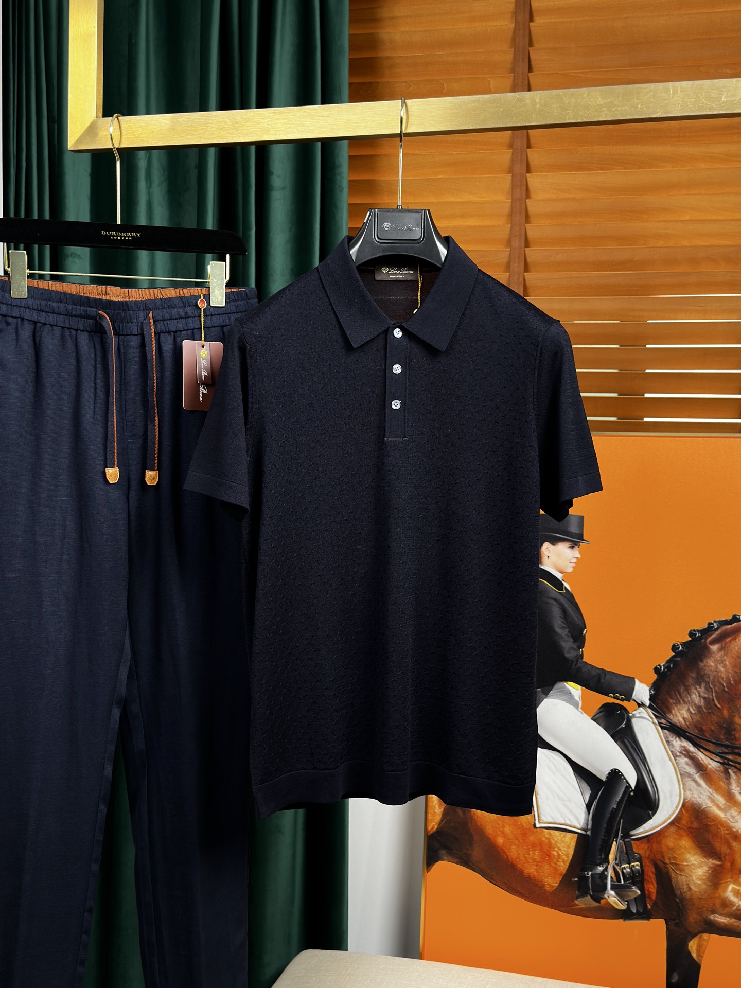 NO:844593,A one-to-one copy of the new spring and summer counters in L, pure imported knitted lapel short Tee, high-end men's solid color knitted short-sleeved T-shirt, dark pattern Polo shirt!  Trading company channels are rare and available on the official website simultaneously!  Every part is made with fine workmanship. The Polo shirt is not only a tribute to Italian fashion, but also a perfect interpretation of the multi-faceted charm of the modern gentleman!  It can not only satisfy your pursuit of quality life, but also allow you to show different styles and attitudes on different occasions!  It uses custom-made light mulberry silk knitted fabrics. The fabric composition is 8 mulberry silk, 57 Tencel and 35 polyester fibers. It is not only soft and close to the skin, giving the wearer an unparalleled comfortable experience, but also has amazing breathability. Even in the hot summer, it can ensure that the body is dry and can breathe freely!  When you encounter this striped Polo shirt for the first time, you seem to be instantly led to an elegant secret realm full of Italian style. The classic contrasting stripe design is like the smooth lines drawn by Italian painters, interweaving a unique charm that is both retro and modern!  The simplicity of the stripes contains extraordinary style, gently outlining the wearer's figure, showing a low-key and high-end beauty!  Whether paired with casual trousers or mixed with a suit, this logo can be the finishing touch, making your overall look more harmonious and unified, highlighting your unique taste and style!  The color is navy and will be shipped the next day. Sizes 48-56. Size reference: Size 48: shoulder width 44, bust 102, length 69. Size 50: shoulder width 45, bust 106, length 70. Size 52: shoulder width 46, bust length 71. Size 54: shoulder width 47, bust 114, length 72. Size 56: shoulder width 48, bust length 73, loro.  piana,T-shirt,tees,t-shirt,business suit,19860909L年春夏专柜新款一比一复制,纯进口针织翻领短Tee,高端男士纯色针织短袖T恤,暗纹Polo衫！ 贸易公司渠道稀出,同步官网发售！每个部位做工精细,Polo衫不仅是对意式风尚的致敬,更是现代绅士多面魅力的完美诠释！它既能满足你对品质生活的追求,又能让你在不同场合下展现出不同的风格与态度！ 采用了客供定制轻薄桑蚕丝针织面料,面料成分8桑蚕丝57天丝35聚酯纤维,不仅轻柔贴肤,给予穿着者无与伦比的舒适体验,更拥有着令人赞叹的透气性,即便是炎炎夏日,也能确保身体干爽,自在呼吸！当你第一次邂逅这款条纹Polo衫时,仿佛瞬间被引领至一个充满意式风情的优雅秘境,那经典的撞色条纹设计,如同意大利画家笔下的流畅线条,交织出既复古又不失现代感的独特韵味！条纹的简约中蕴含着不凡的格调,轻轻勾勒出穿着者的身形轮廓,展现出一种低调而高级的美感！无论是搭配休闲裤装,还是与西装套装混搭,这枚徽标都能成为点睛之笔,让你的整体造型更加和谐统一,彰显出独特的品味与格调！ 颜色藏青色隔天出货 尺码48-56 尺寸参考 48码:肩宽44胸围102衣长69 50码:肩宽45胸围106衣长70 52码:肩宽46胸围衣长71 54码:肩宽47胸围114衣长72 56码:肩宽48胸围衣长73,,loro piana,T-shirt,tees，t-shirt,business suit,,Men's clothing
