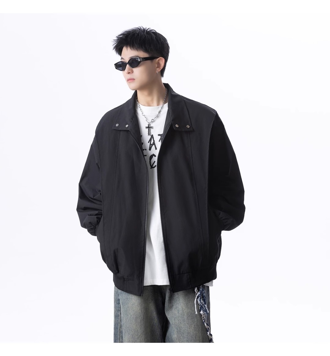 🛒购物价：118💰[原创国产天花板.超级百搭外套可以当防晒衣]市面最高品质21061外套夹克，我家模特上身效果真的太棒了，非常专业和可靠的感觉，而且这个颜色也非常好搭配，穿出不同的风格！😍无论是怎么搭配，都能轻松穿出时尚感。快快入手吧！
品名：21061外套夹克
颜色：颜色(深灰色)/颜色(黑色)/颜色(
货号：21061
类别：夹克/风衣
尺码：M/L/XL/2XL/3XL
