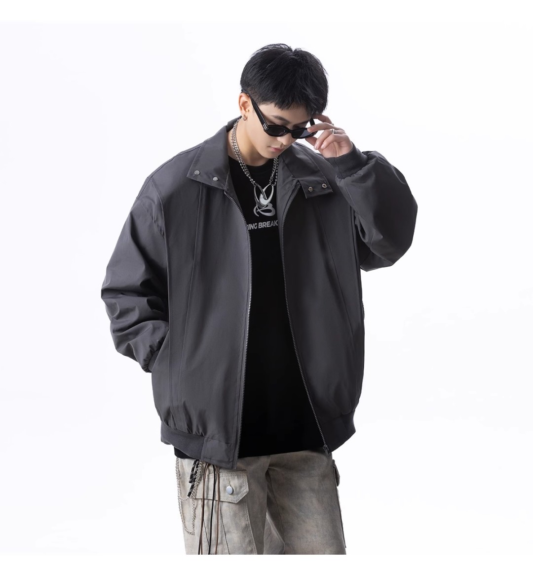 🛒购物价：118💰[原创国产天花板.超级百搭外套可以当防晒衣]市面最高品质21061外套夹克，我家模特上身效果真的太棒了，非常专业和可靠的感觉，而且这个颜色也非常好搭配，穿出不同的风格！😍无论是怎么搭配，都能轻松穿出时尚感。快快入手吧！
品名：21061外套夹克
颜色：颜色(深灰色)/颜色(黑色)/颜色(
货号：21061
类别：夹克/风衣
尺码：M/L/XL/2XL/3XL