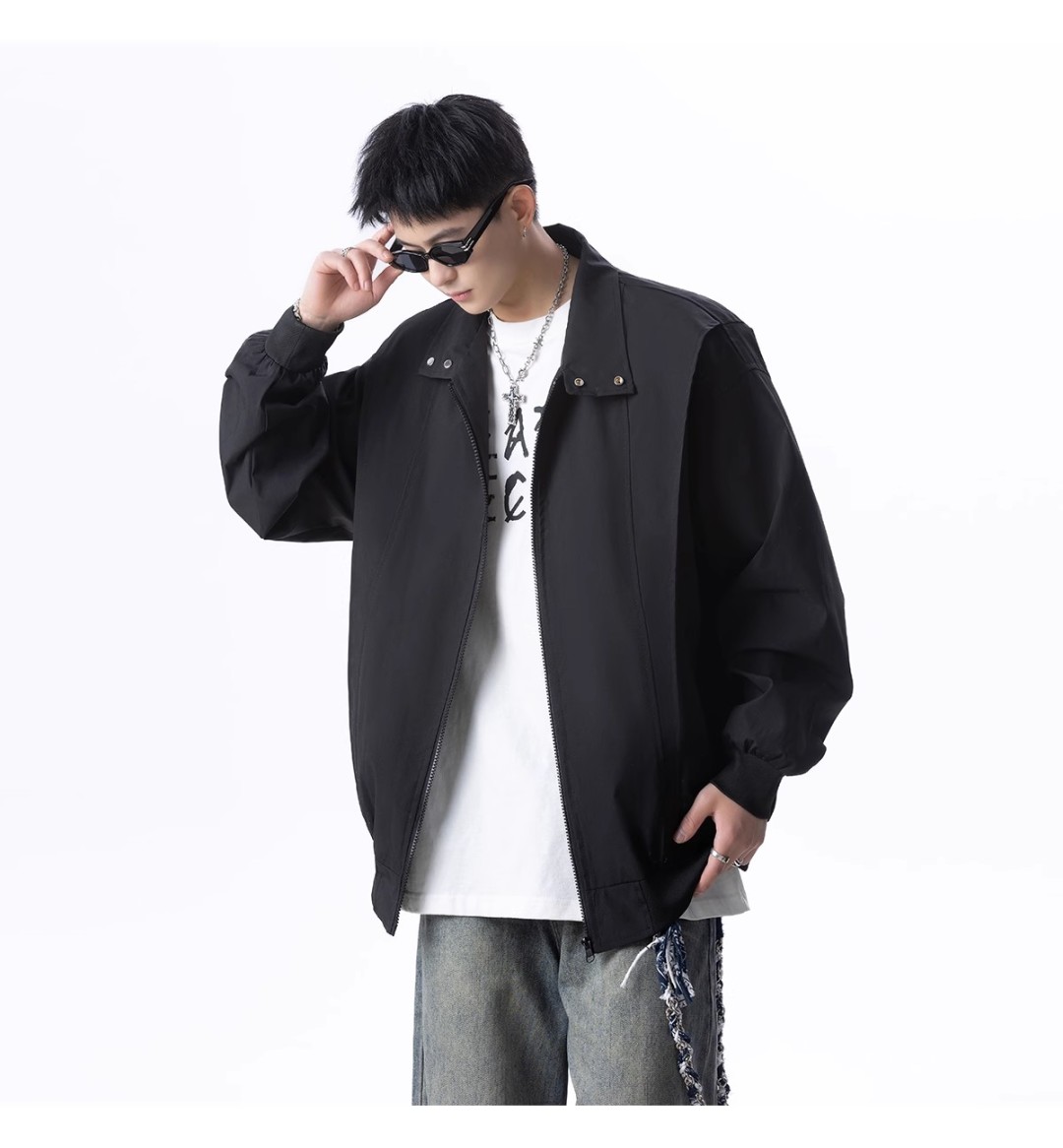 🛒购物价：118💰[原创国产天花板.超级百搭外套可以当防晒衣]市面最高品质21061外套夹克，我家模特上身效果真的太棒了，非常专业和可靠的感觉，而且这个颜色也非常好搭配，穿出不同的风格！😍无论是怎么搭配，都能轻松穿出时尚感。快快入手吧！
品名：21061外套夹克
颜色：颜色(深灰色)/颜色(黑色)/颜色(
货号：21061
类别：夹克/风衣
尺码：M/L/XL/2XL/3XL