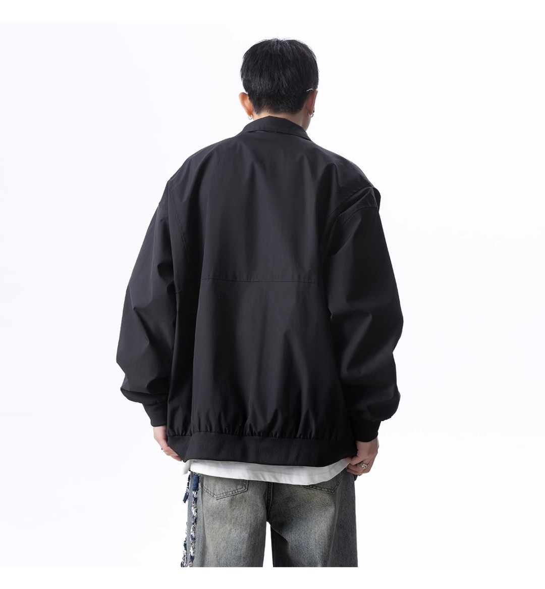 🛒购物价：118💰[原创国产天花板.超级百搭外套可以当防晒衣]市面最高品质21061外套夹克，我家模特上身效果真的太棒了，非常专业和可靠的感觉，而且这个颜色也非常好搭配，穿出不同的风格！😍无论是怎么搭配，都能轻松穿出时尚感。快快入手吧！
品名：21061外套夹克
颜色：颜色(深灰色)/颜色(黑色)/颜色(
货号：21061
类别：夹克/风衣
尺码：M/L/XL/2XL/3XL