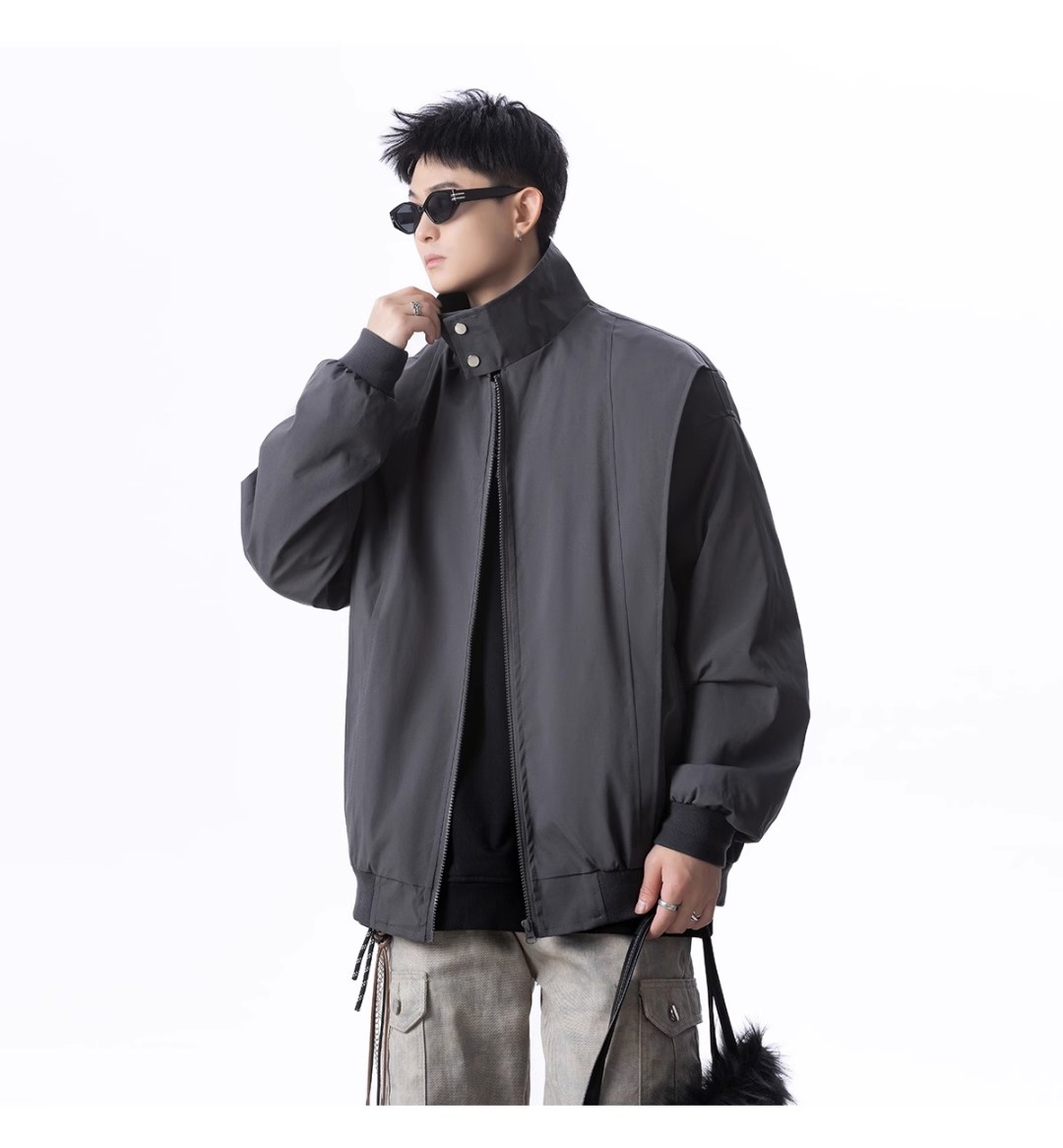 🛒购物价：118💰[原创国产天花板.超级百搭外套可以当防晒衣]市面最高品质21061外套夹克，我家模特上身效果真的太棒了，非常专业和可靠的感觉，而且这个颜色也非常好搭配，穿出不同的风格！😍无论是怎么搭配，都能轻松穿出时尚感。快快入手吧！
品名：21061外套夹克
颜色：颜色(深灰色)/颜色(黑色)/颜色(
货号：21061
类别：夹克/风衣
尺码：M/L/XL/2XL/3XL