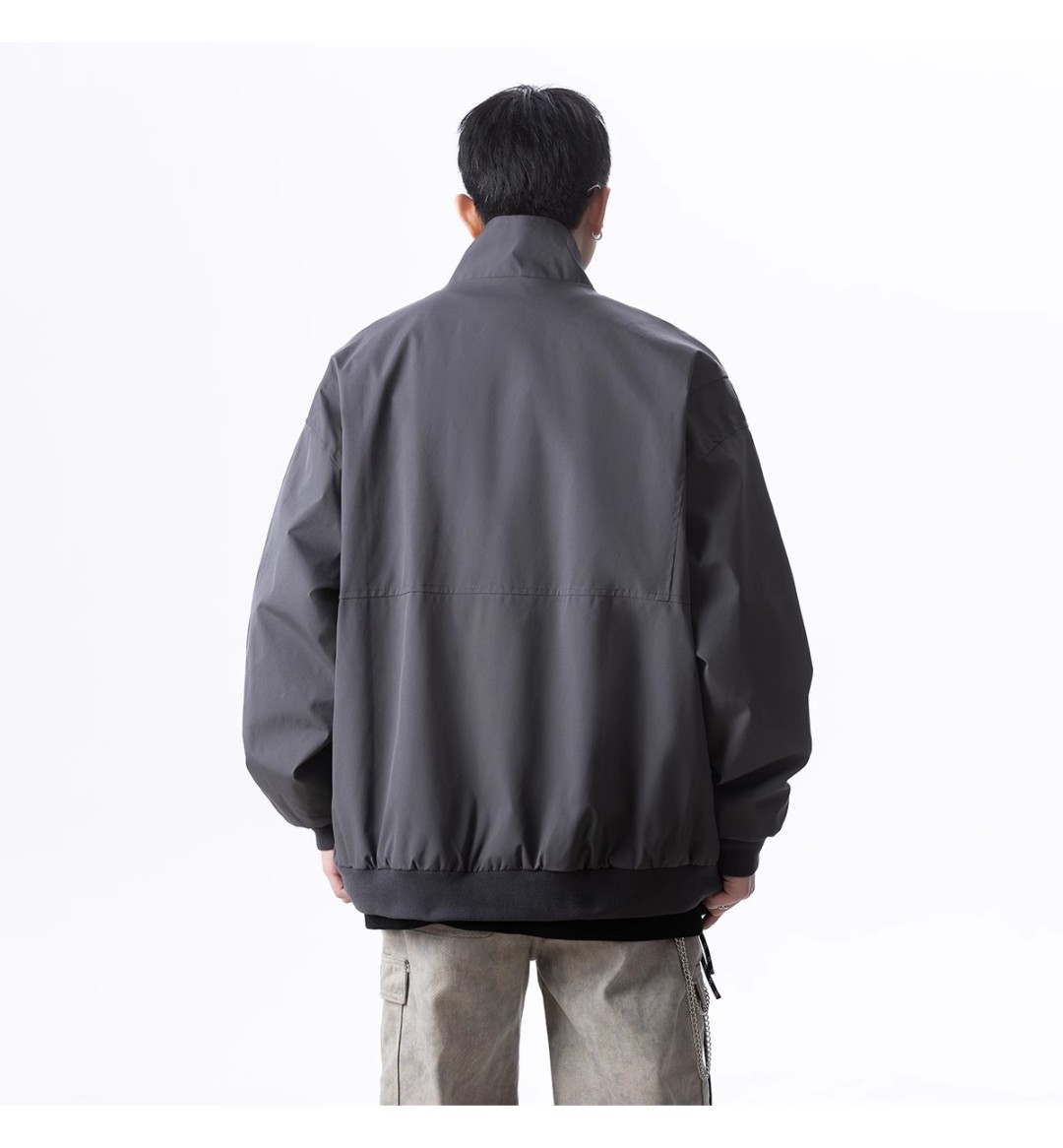 🛒购物价：118💰[原创国产天花板.超级百搭外套可以当防晒衣]市面最高品质21061外套夹克，我家模特上身效果真的太棒了，非常专业和可靠的感觉，而且这个颜色也非常好搭配，穿出不同的风格！😍无论是怎么搭配，都能轻松穿出时尚感。快快入手吧！
品名：21061外套夹克
颜色：颜色(深灰色)/颜色(黑色)/颜色(
货号：21061
类别：夹克/风衣
尺码：M/L/XL/2XL/3XL