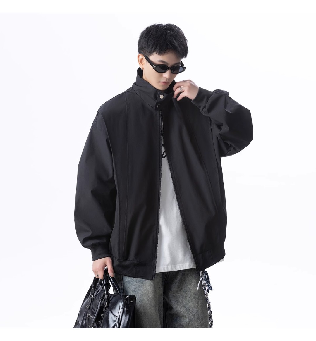🛒购物价：118💰[原创国产天花板.超级百搭外套可以当防晒衣]市面最高品质21061外套夹克，我家模特上身效果真的太棒了，非常专业和可靠的感觉，而且这个颜色也非常好搭配，穿出不同的风格！😍无论是怎么搭配，都能轻松穿出时尚感。快快入手吧！
品名：21061外套夹克
颜色：颜色(深灰色)/颜色(黑色)/颜色(
货号：21061
类别：夹克/风衣
尺码：M/L/XL/2XL/3XL