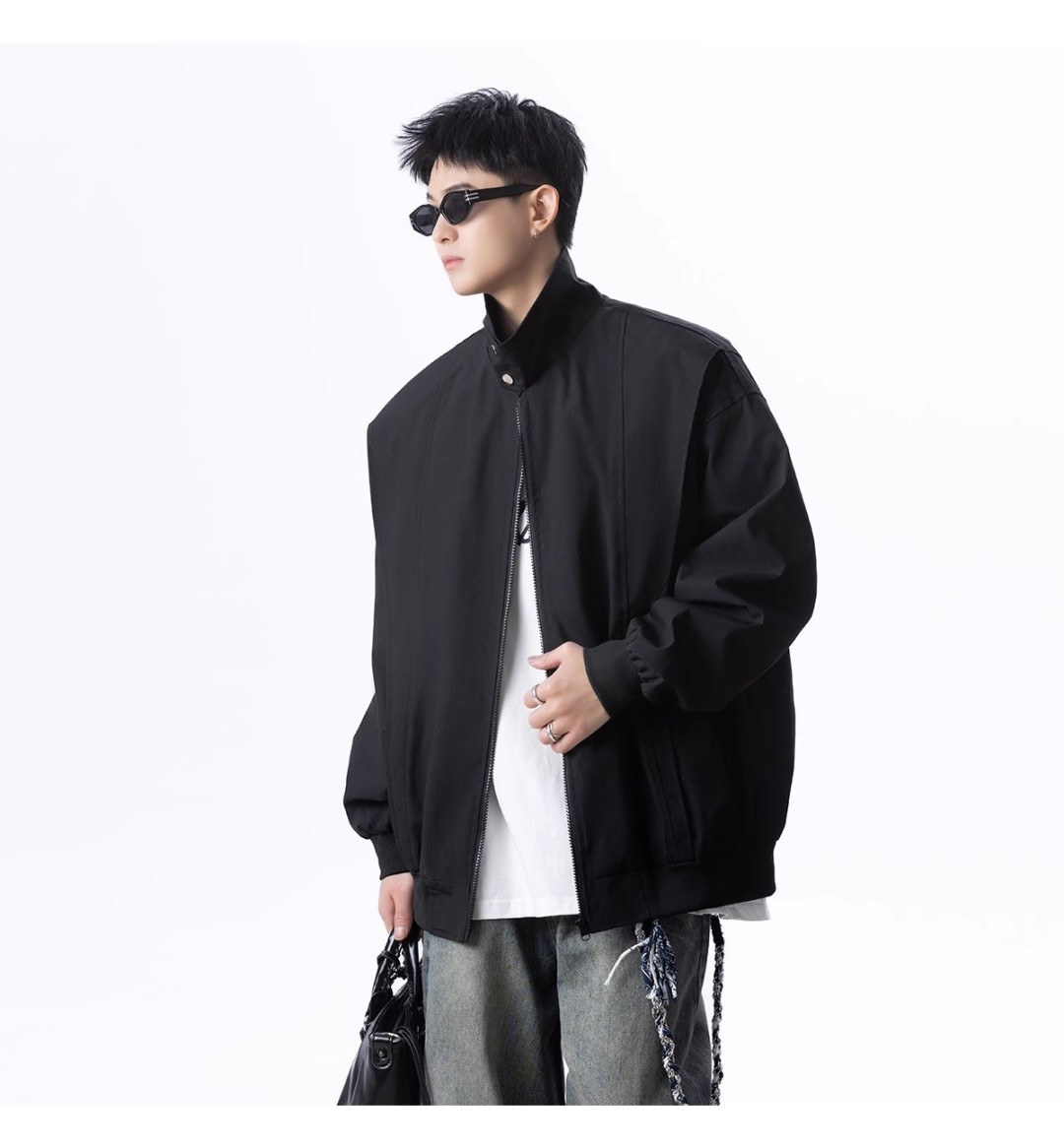 🛒购物价：118💰[原创国产天花板.超级百搭外套可以当防晒衣]市面最高品质21061外套夹克，我家模特上身效果真的太棒了，非常专业和可靠的感觉，而且这个颜色也非常好搭配，穿出不同的风格！😍无论是怎么搭配，都能轻松穿出时尚感。快快入手吧！
品名：21061外套夹克
颜色：颜色(深灰色)/颜色(黑色)/颜色(
货号：21061
类别：夹克/风衣
尺码：M/L/XL/2XL/3XL