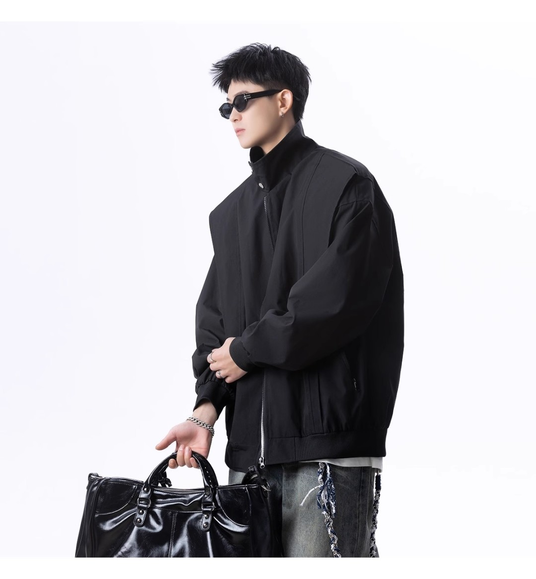 🛒购物价：118💰[原创国产天花板.超级百搭外套可以当防晒衣]市面最高品质21061外套夹克，我家模特上身效果真的太棒了，非常专业和可靠的感觉，而且这个颜色也非常好搭配，穿出不同的风格！😍无论是怎么搭配，都能轻松穿出时尚感。快快入手吧！
品名：21061外套夹克
颜色：颜色(深灰色)/颜色(黑色)/颜色(
货号：21061
类别：夹克/风衣
尺码：M/L/XL/2XL/3XL
