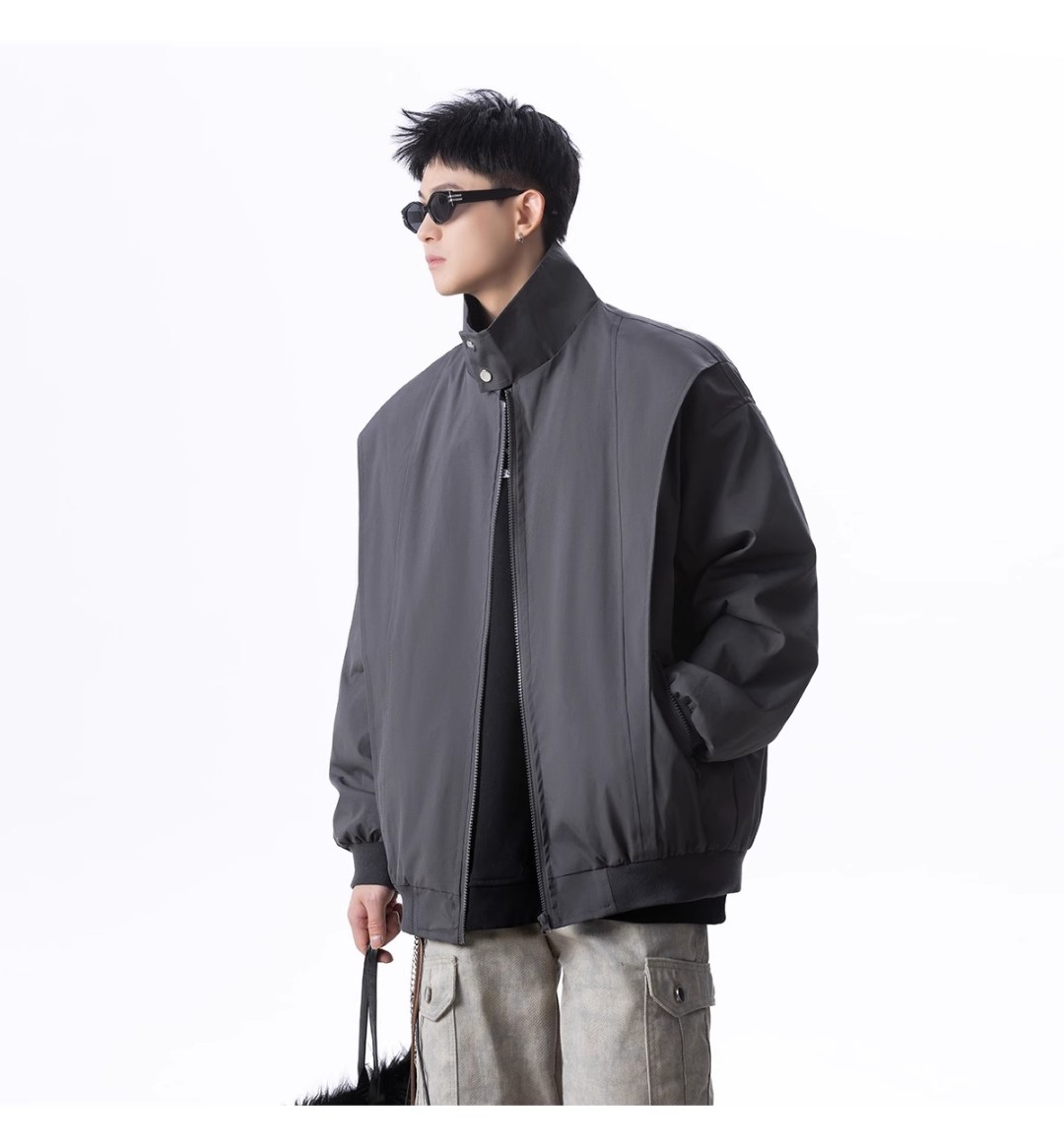 🛒购物价：118💰[原创国产天花板.超级百搭外套可以当防晒衣]市面最高品质21061外套夹克，我家模特上身效果真的太棒了，非常专业和可靠的感觉，而且这个颜色也非常好搭配，穿出不同的风格！😍无论是怎么搭配，都能轻松穿出时尚感。快快入手吧！
品名：21061外套夹克
颜色：颜色(深灰色)/颜色(黑色)/颜色(
货号：21061
类别：夹克/风衣
尺码：M/L/XL/2XL/3XL