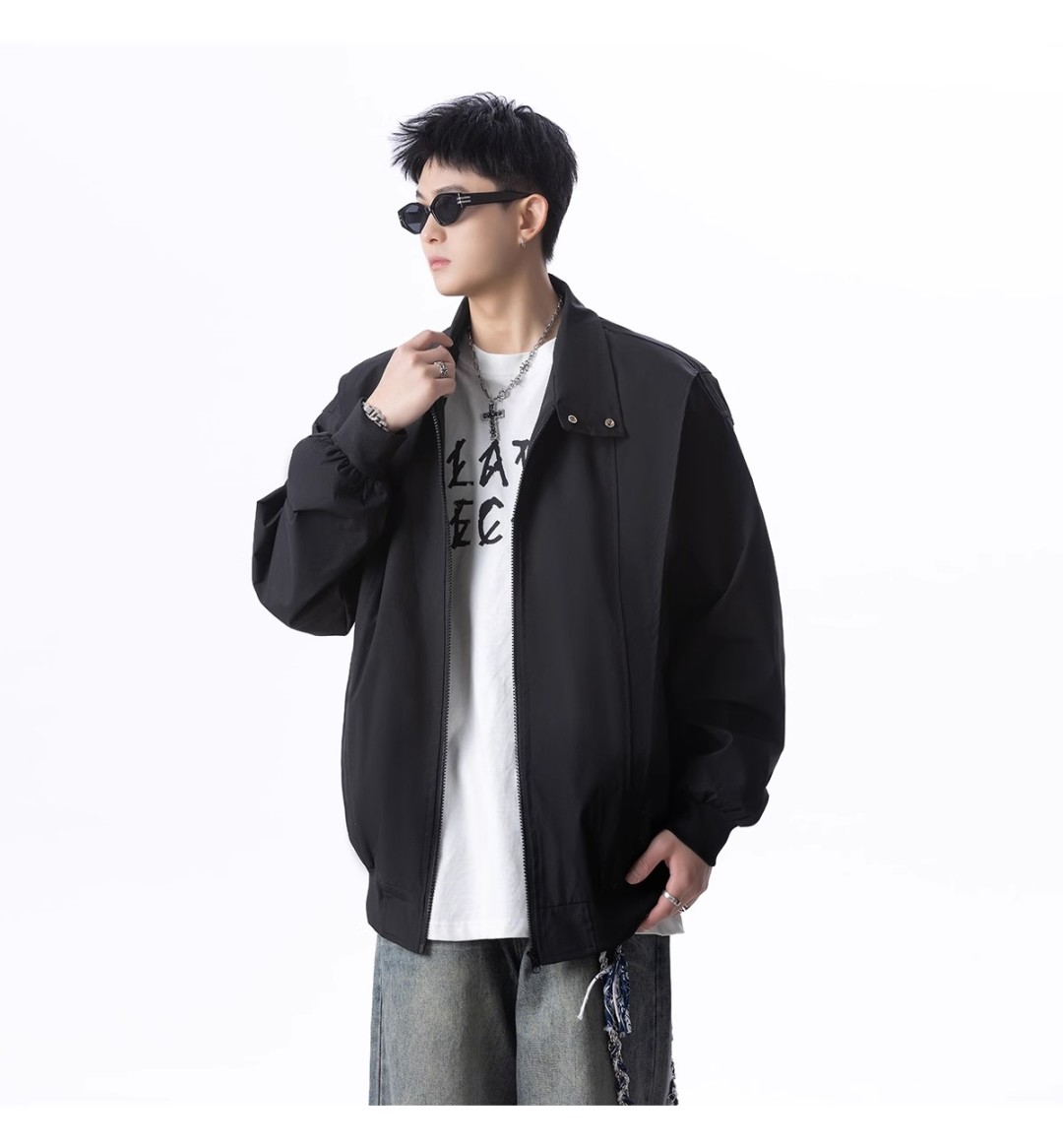 🛒购物价：118💰[原创国产天花板.超级百搭外套可以当防晒衣]市面最高品质21061外套夹克，我家模特上身效果真的太棒了，非常专业和可靠的感觉，而且这个颜色也非常好搭配，穿出不同的风格！😍无论是怎么搭配，都能轻松穿出时尚感。快快入手吧！
品名：21061外套夹克
颜色：颜色(深灰色)/颜色(黑色)/颜色(
货号：21061
类别：夹克/风衣
尺码：M/L/XL/2XL/3XL