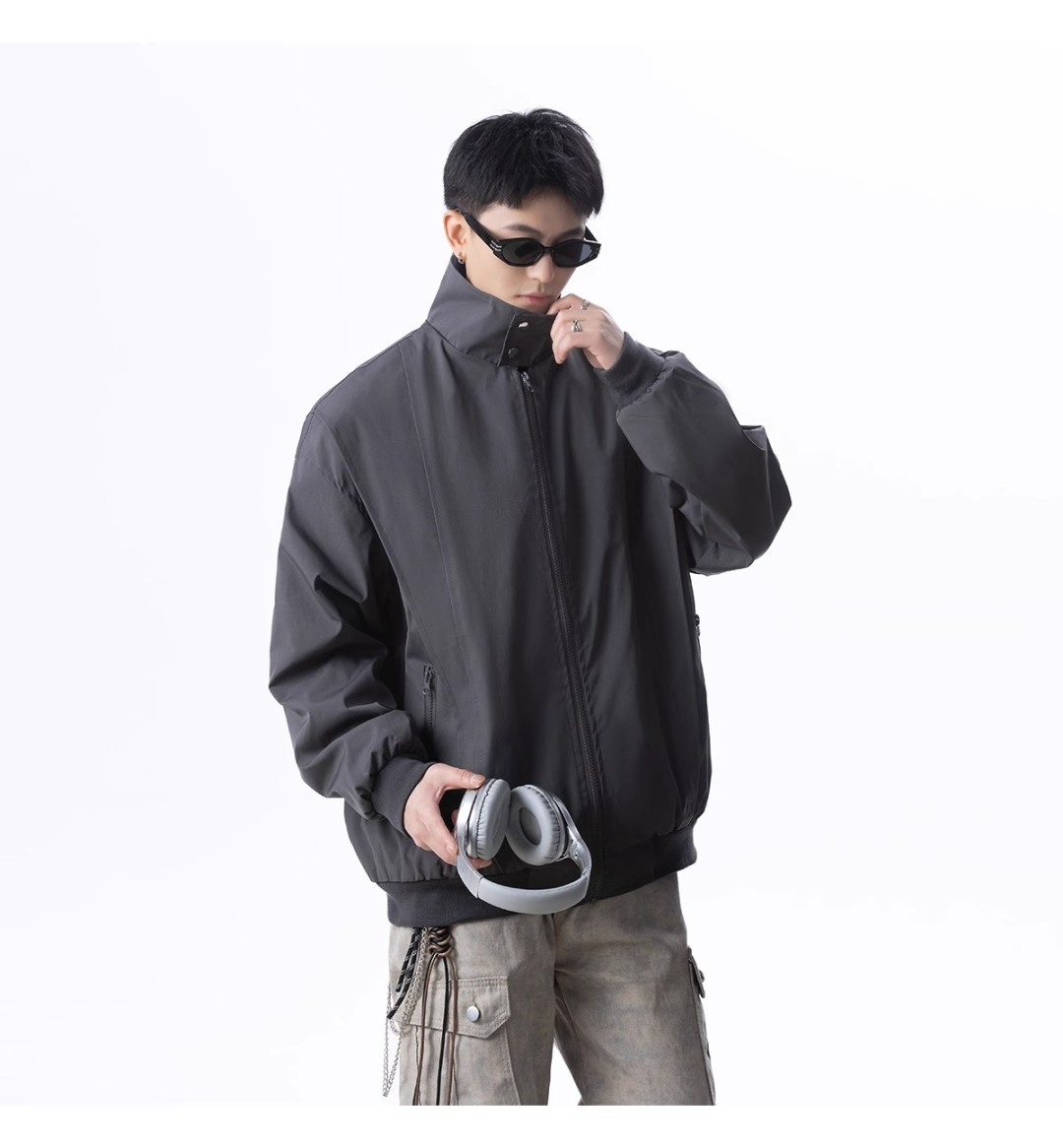 🛒购物价：118💰[原创国产天花板.超级百搭外套可以当防晒衣]市面最高品质21061外套夹克，我家模特上身效果真的太棒了，非常专业和可靠的感觉，而且这个颜色也非常好搭配，穿出不同的风格！😍无论是怎么搭配，都能轻松穿出时尚感。快快入手吧！
品名：21061外套夹克
颜色：颜色(深灰色)/颜色(黑色)/颜色(
货号：21061
类别：夹克/风衣
尺码：M/L/XL/2XL/3XL