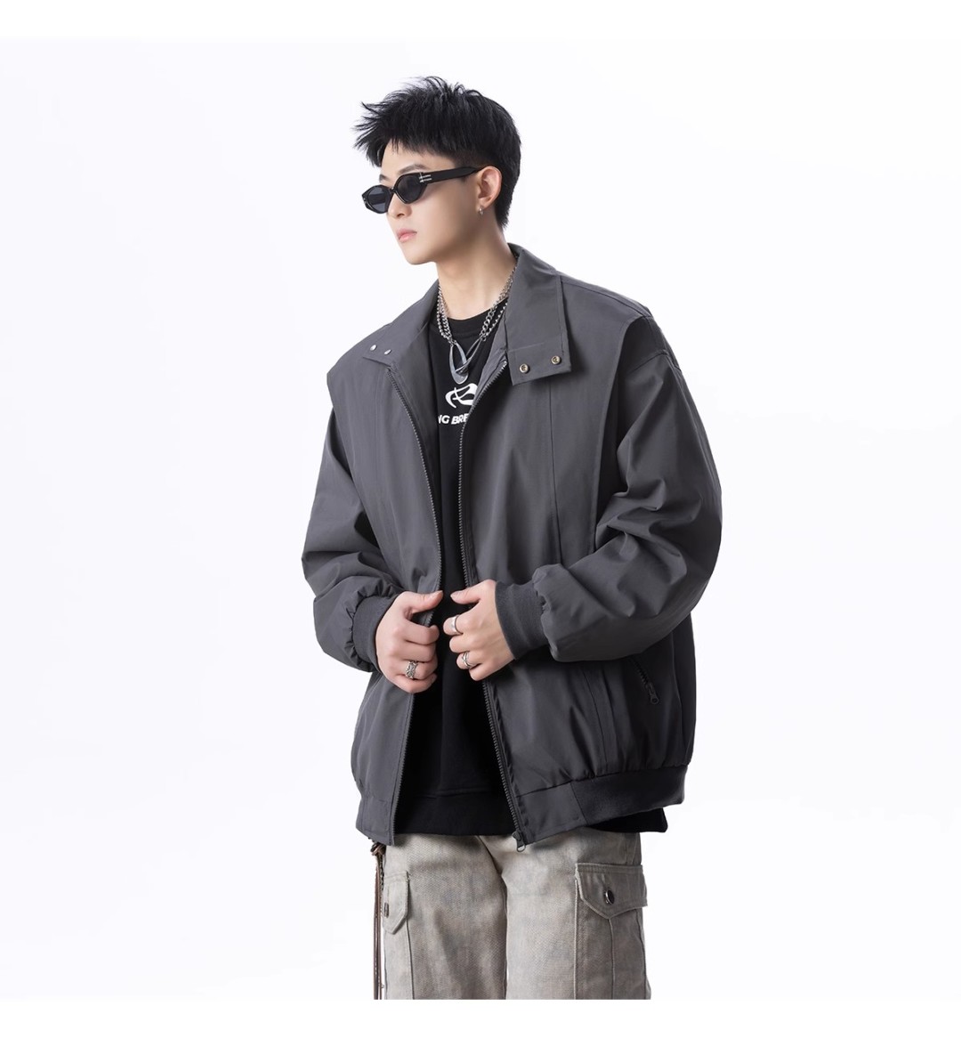 🛒购物价：118💰[原创国产天花板.超级百搭外套可以当防晒衣]市面最高品质21061外套夹克，我家模特上身效果真的太棒了，非常专业和可靠的感觉，而且这个颜色也非常好搭配，穿出不同的风格！😍无论是怎么搭配，都能轻松穿出时尚感。快快入手吧！
品名：21061外套夹克
颜色：颜色(深灰色)/颜色(黑色)/颜色(
货号：21061
类别：夹克/风衣
尺码：M/L/XL/2XL/3XL