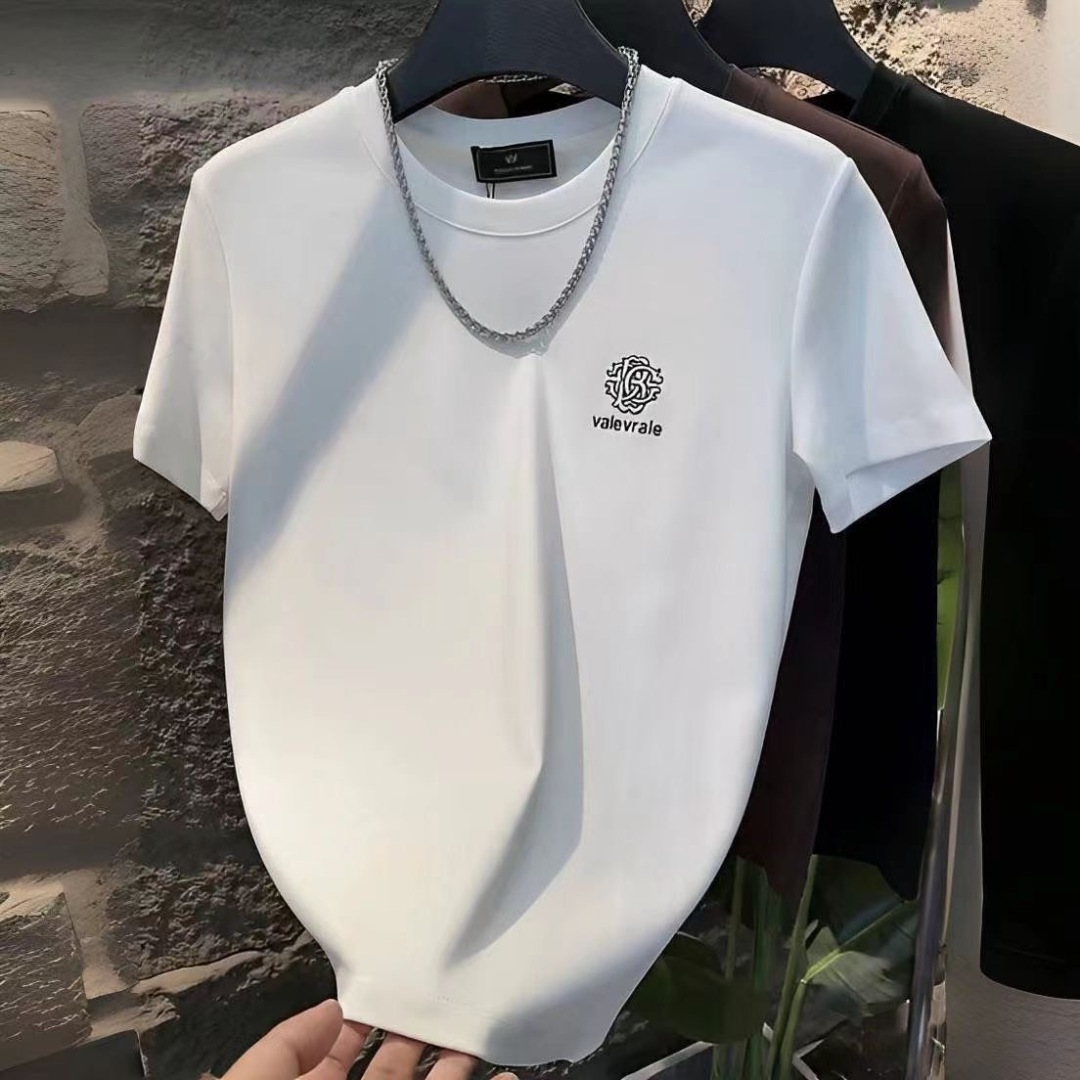 [原创潮牌]🛒购物价：💰58🎄转发即卖61381t恤打底衫T恤，它采用了纽约时尚的设计理念，时髦感十足，整体的质感非常出众，让它成为你穿搭的必备单品，展示你的个性和品味。😜该有的都有，品质很好，拿到手就知道品质。
品名：61381t恤打底衫T恤
颜色：黑色/白色
货号：61381
类别：T恤
尺码：M/L/XL/2XL/3XL/4XL