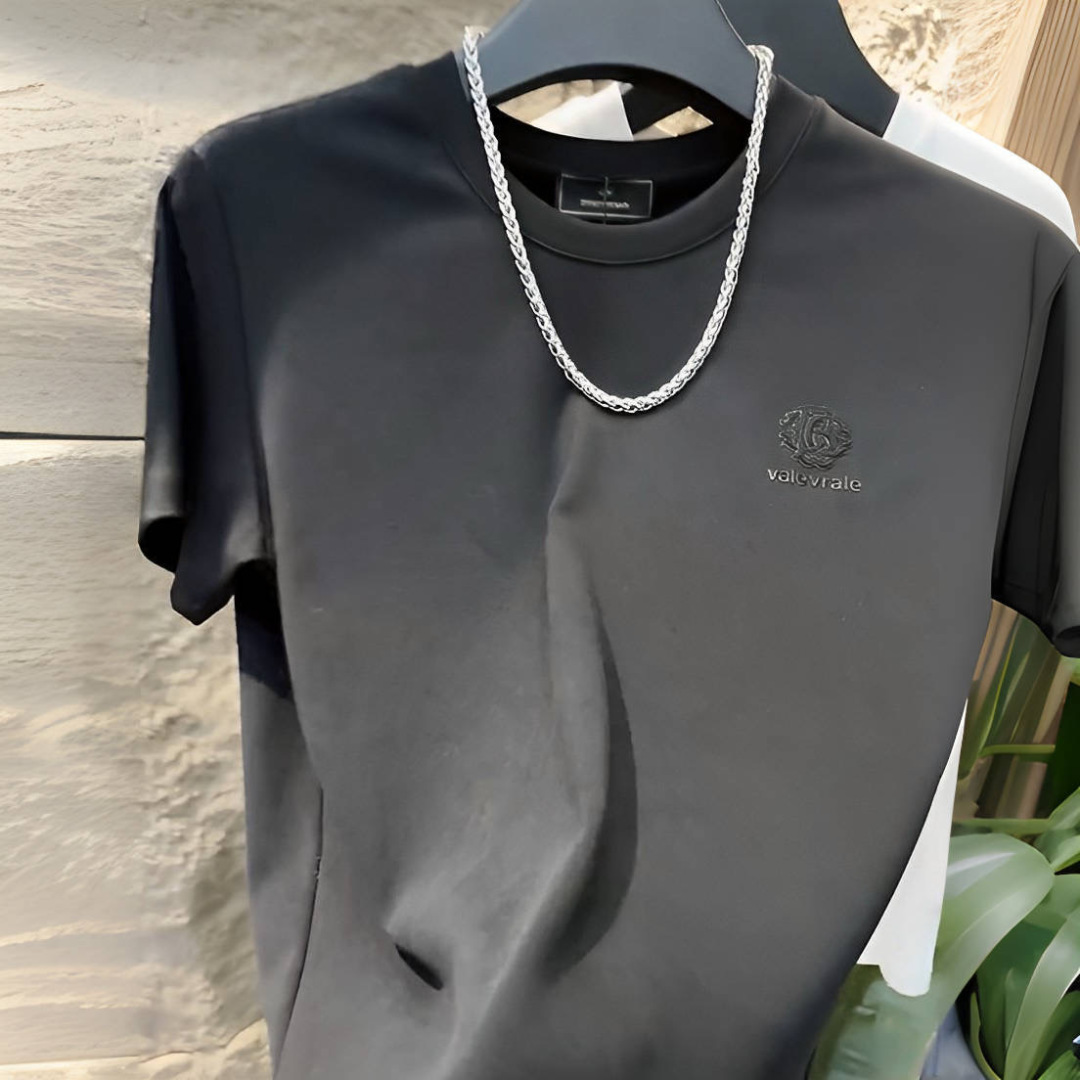 [原创潮牌]🛒购物价：💰58🎄转发即卖61381t恤打底衫T恤，它采用了纽约时尚的设计理念，时髦感十足，整体的质感非常出众，让它成为你穿搭的必备单品，展示你的个性和品味。😜该有的都有，品质很好，拿到手就知道品质。
品名：61381t恤打底衫T恤
颜色：黑色/白色
货号：61381
类别：T恤
尺码：M/L/XL/2XL/3XL/4XL