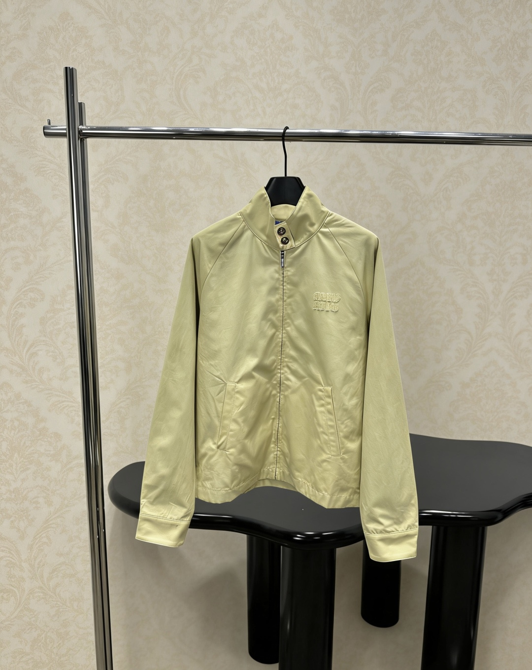 NO:797959,MiuMiu 2026 spring and summer new model chick yellow stand-up collar jacket, light and thin fabric, very suitable for spring and summer!  The stand-up collar + zipper design is simple and practical. The cuffs and hem are elasticated, comfortable and warm. The goose yellow color is super eye-catching. It looks great with a white shirt or jeans. It can be easily worn for commuting and leisure. It is the same style for the show and has a perfect sense of fashion. It is a must-have hot item for spring!  Size SML,,miumiu,jeans,jackets & coats,shirts,19860909MiuMiu2026春夏新款小鸡黄立领夹克,轻薄面料,春夏穿超合适！立领+拉链设计,简约又实用,袖口和下摆松紧收口,舒适又保暖,鹅黄色超亮眼,搭配白衬衫或牛仔裤都很出彩,通勤休闲都能轻松驾驭,秀场同步款,时尚感满分,是开春必入热门单品！码数SML,,miumiu,jeans,jackets & coats,shirts,,Women's clothing