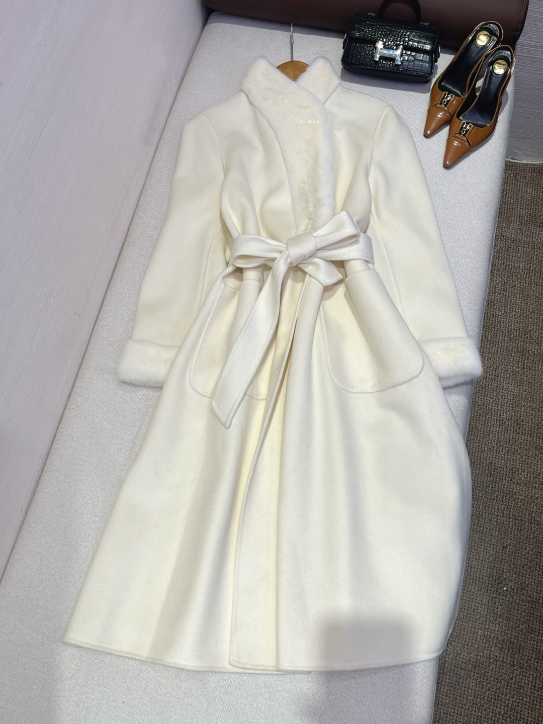 Loro Piana elegant socialite vibe cream white pure cashmere mink trim belted long coat long A-line excellent drape gentle and luxurious top quality