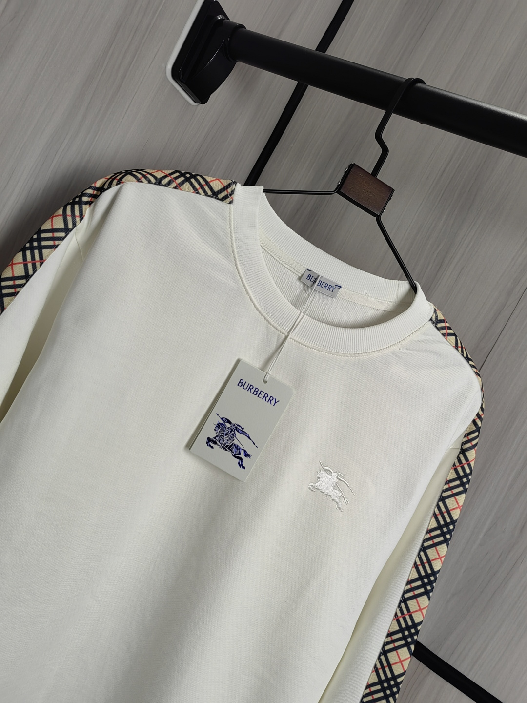 BUEBERRY 丸首スウェットシャツ - 男女兼用・刺繍デザイン