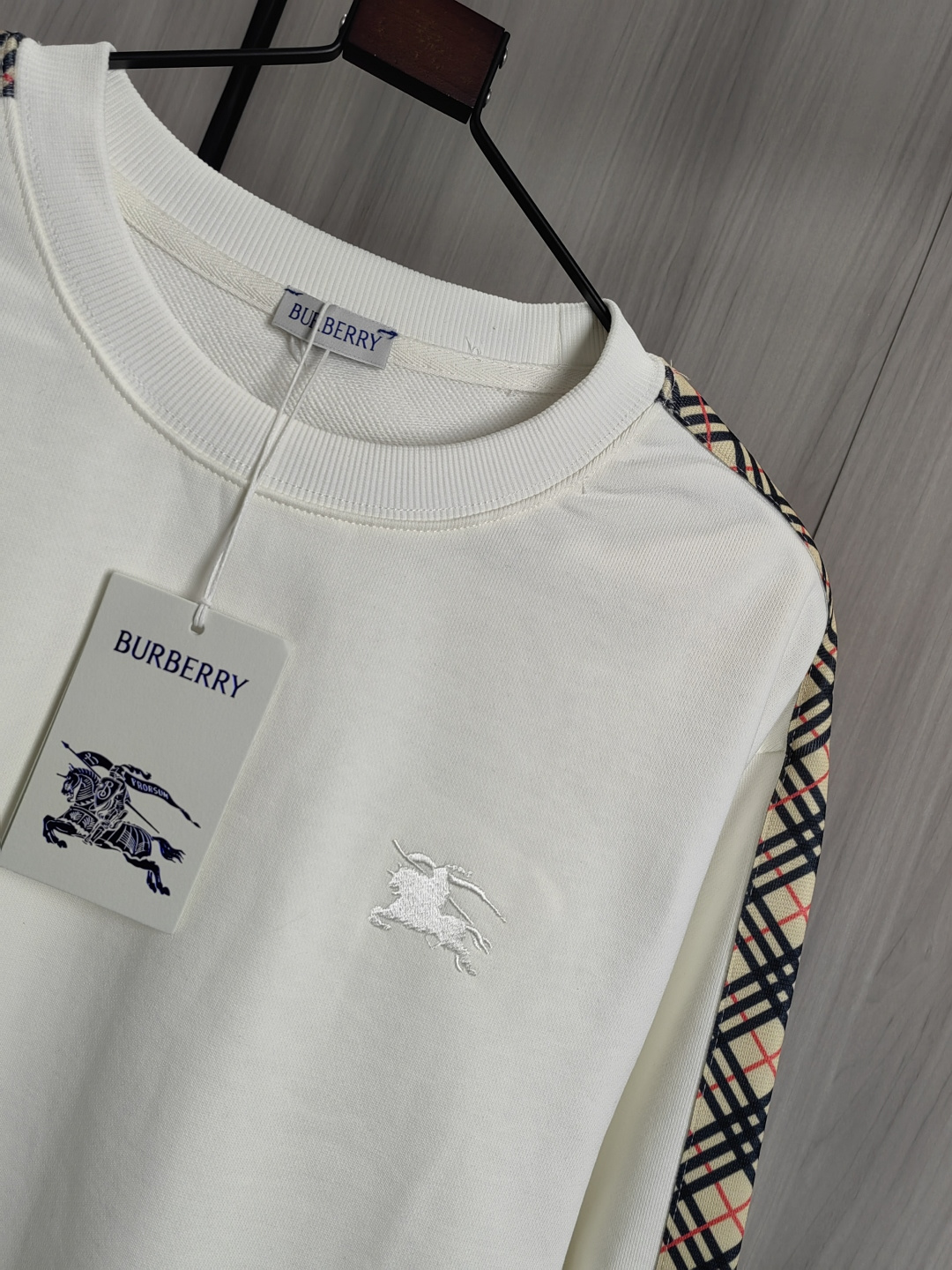 BUEBERRY 丸首スウェットシャツ - 男女兼用・刺繍デザイン