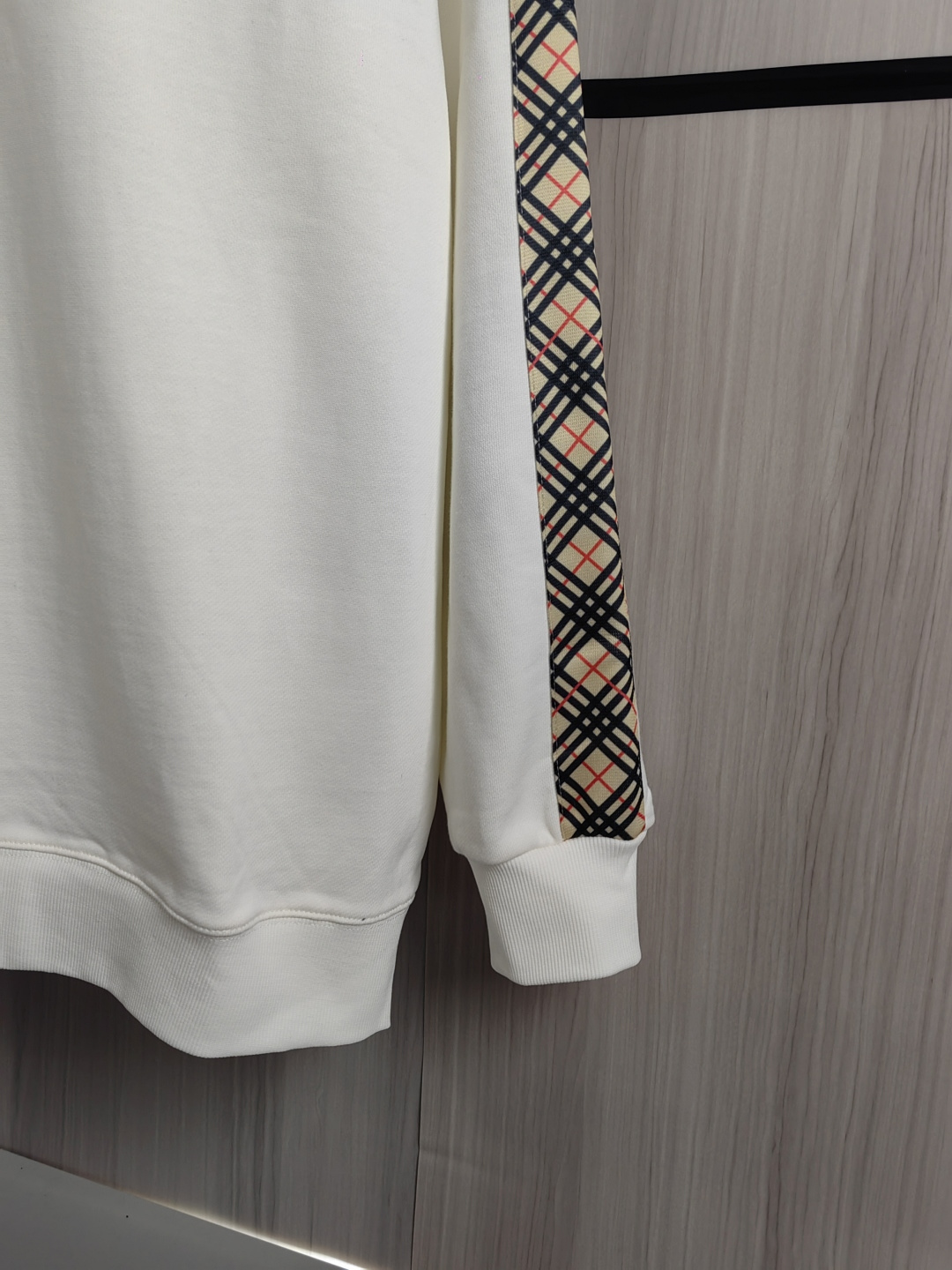 BUEBERRY 丸首スウェットシャツ - 男女兼用・刺繍デザイン