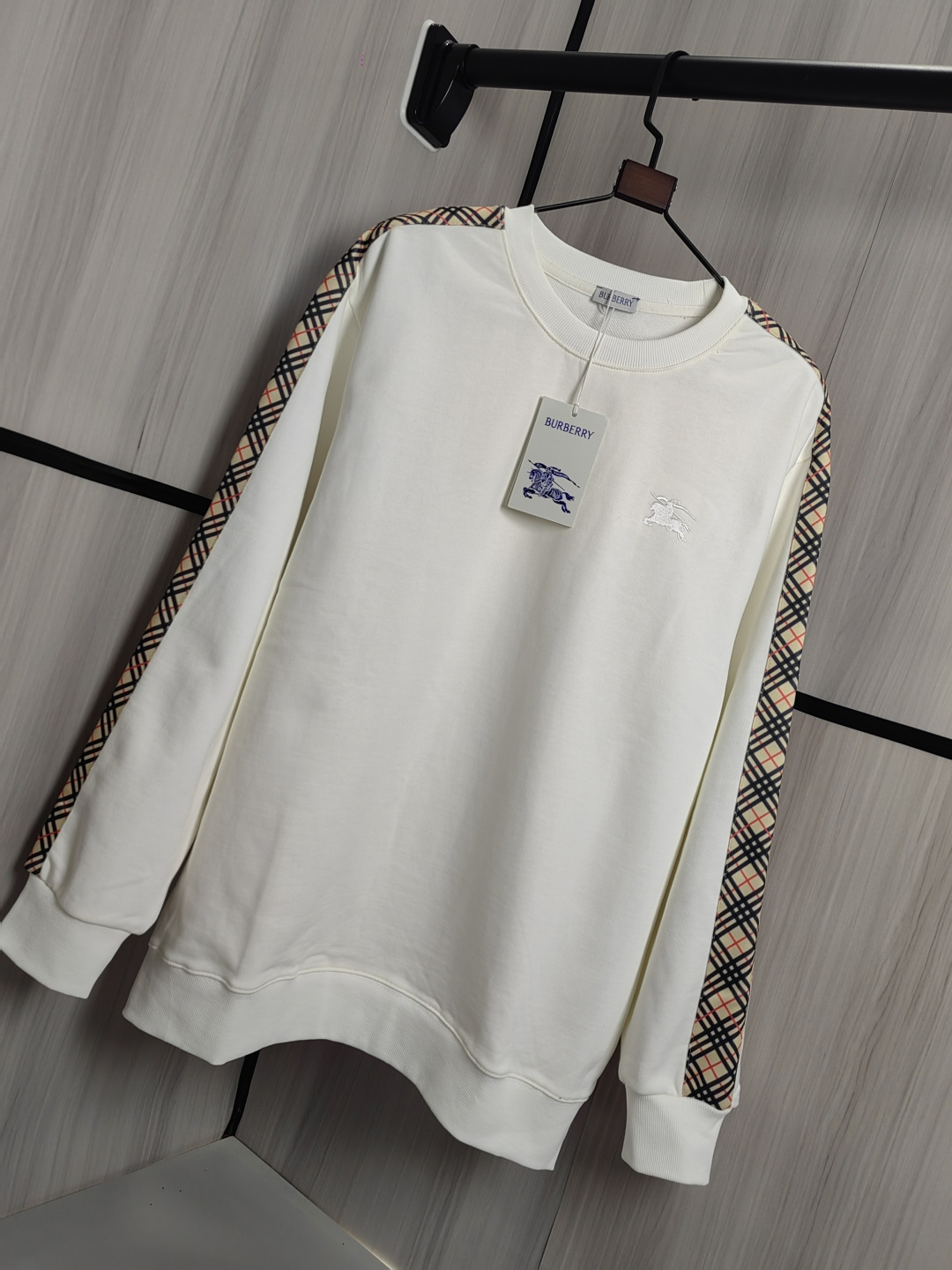 BUEBERRY 丸首スウェットシャツ - 男女兼用・刺繍デザイン